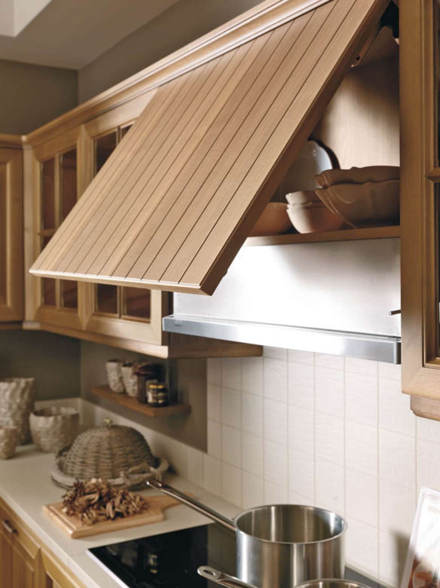 Cucina su misura in legno massiccio di noce crudo, dettaglio cappa, design Martini Verona