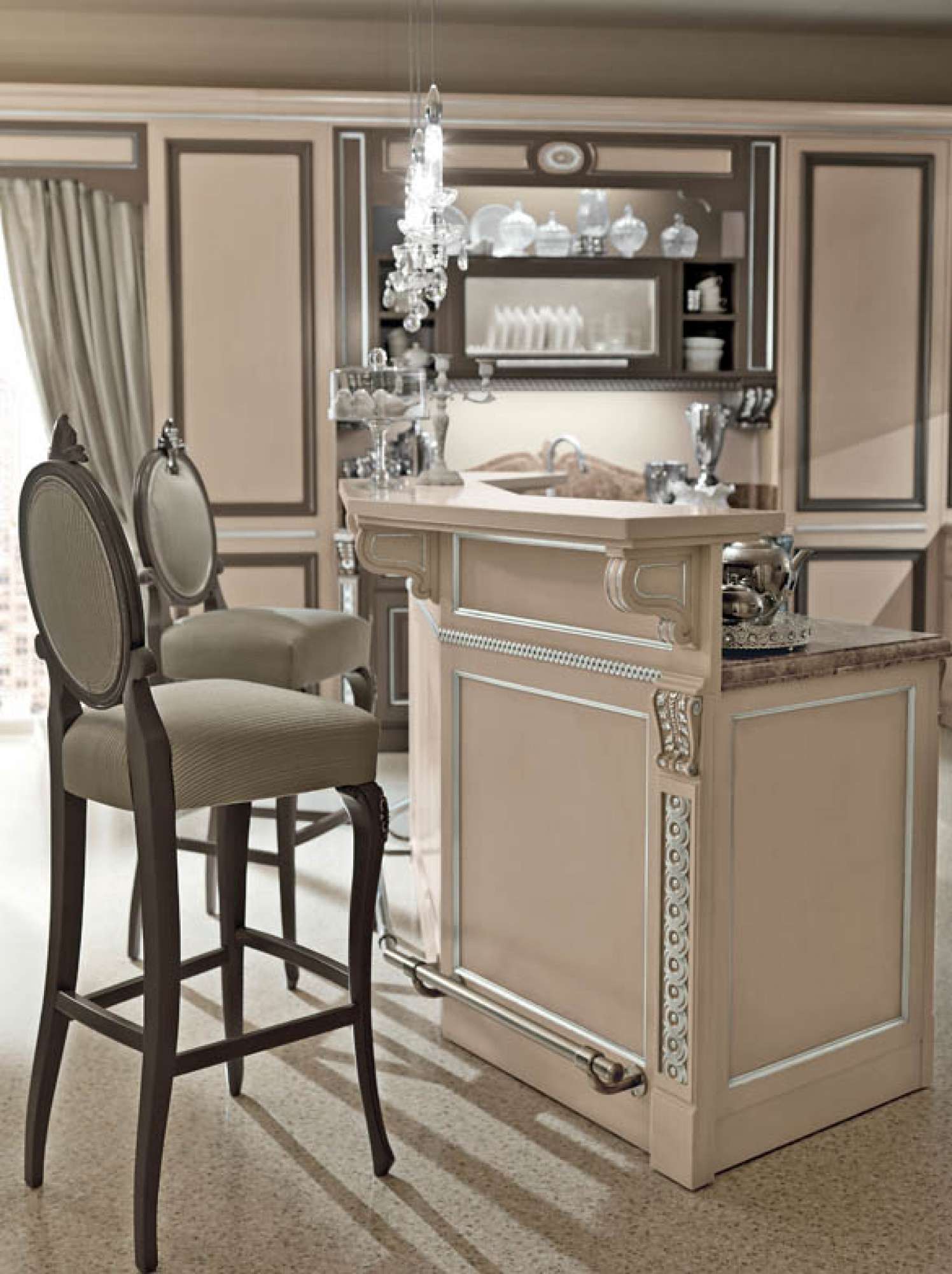 Cucina su misura laccata nocciola con decori in foglia argento, design Martini Verona