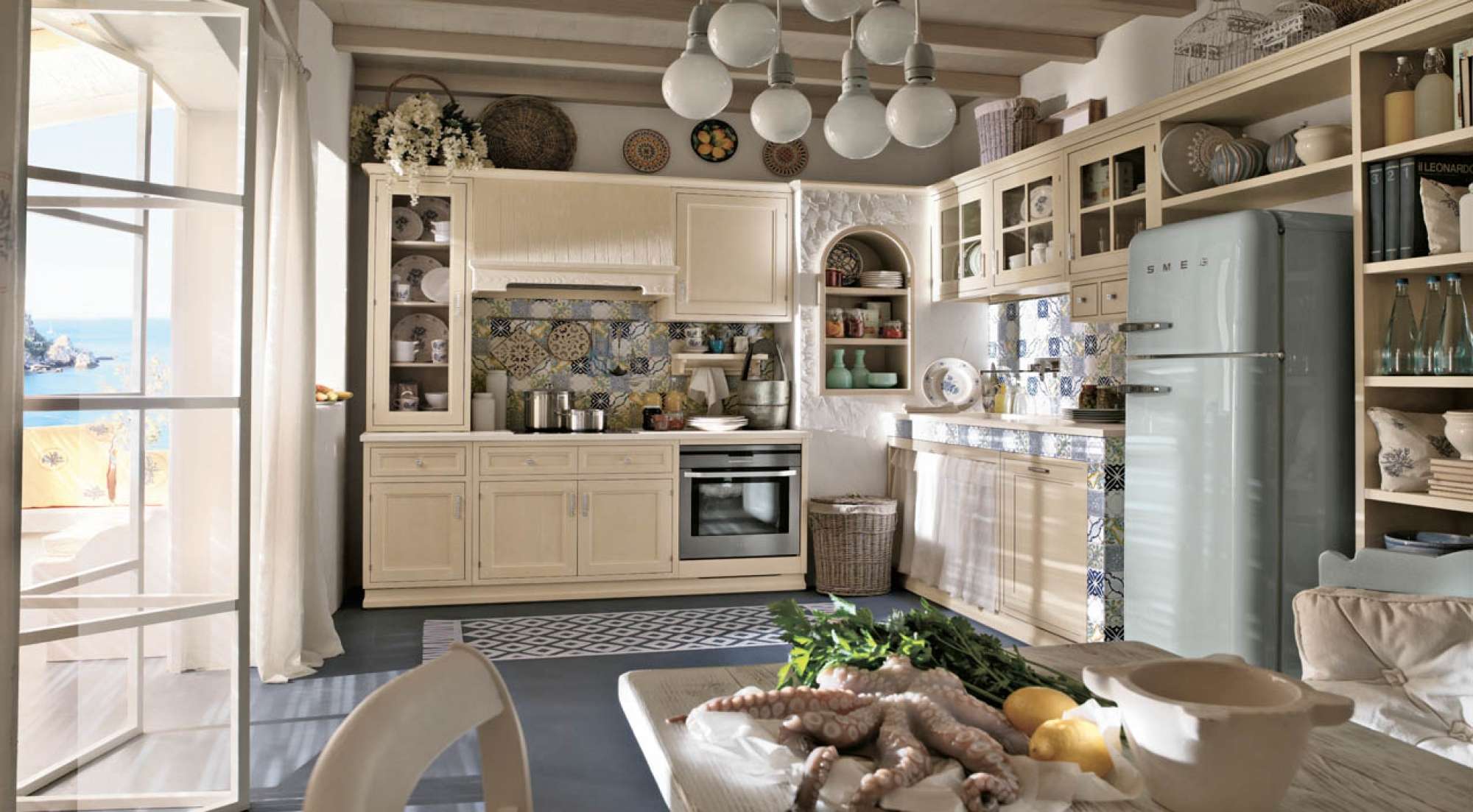 Cucina su misura in rovere patinato con ceramiche di Vietri, design Martini Verona