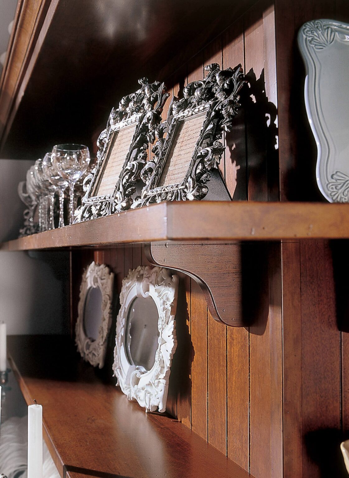 Cucina su misura di lusso in legno massiccio di noce, dettaglio mensole, design Martini Verona