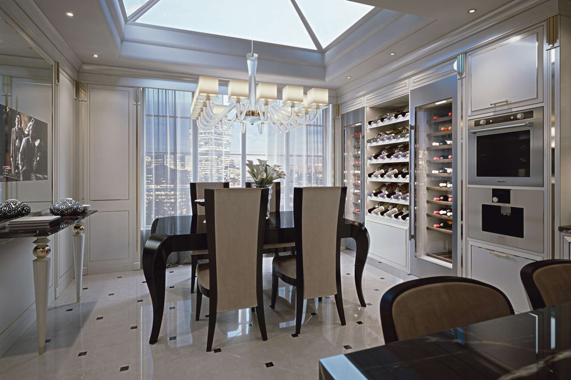 Cucina su misura laccata bianca e top in marmo, dettaglio sala da pranzo, design Martini Verona bianca con isola. Cucina per villa. Boiserie. Cucina con metallo ottone.