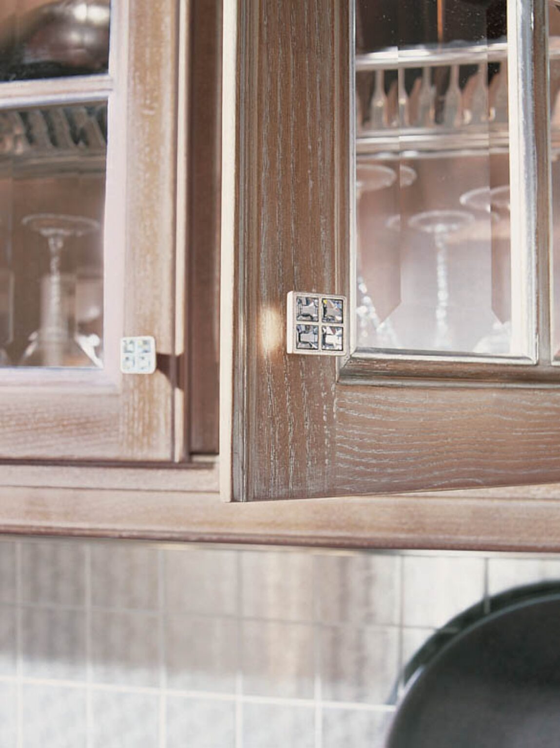 Cucina su misura in rovere patinato argento e finiture rosso laccato, dettaglio anta pensili, design Martini Verona