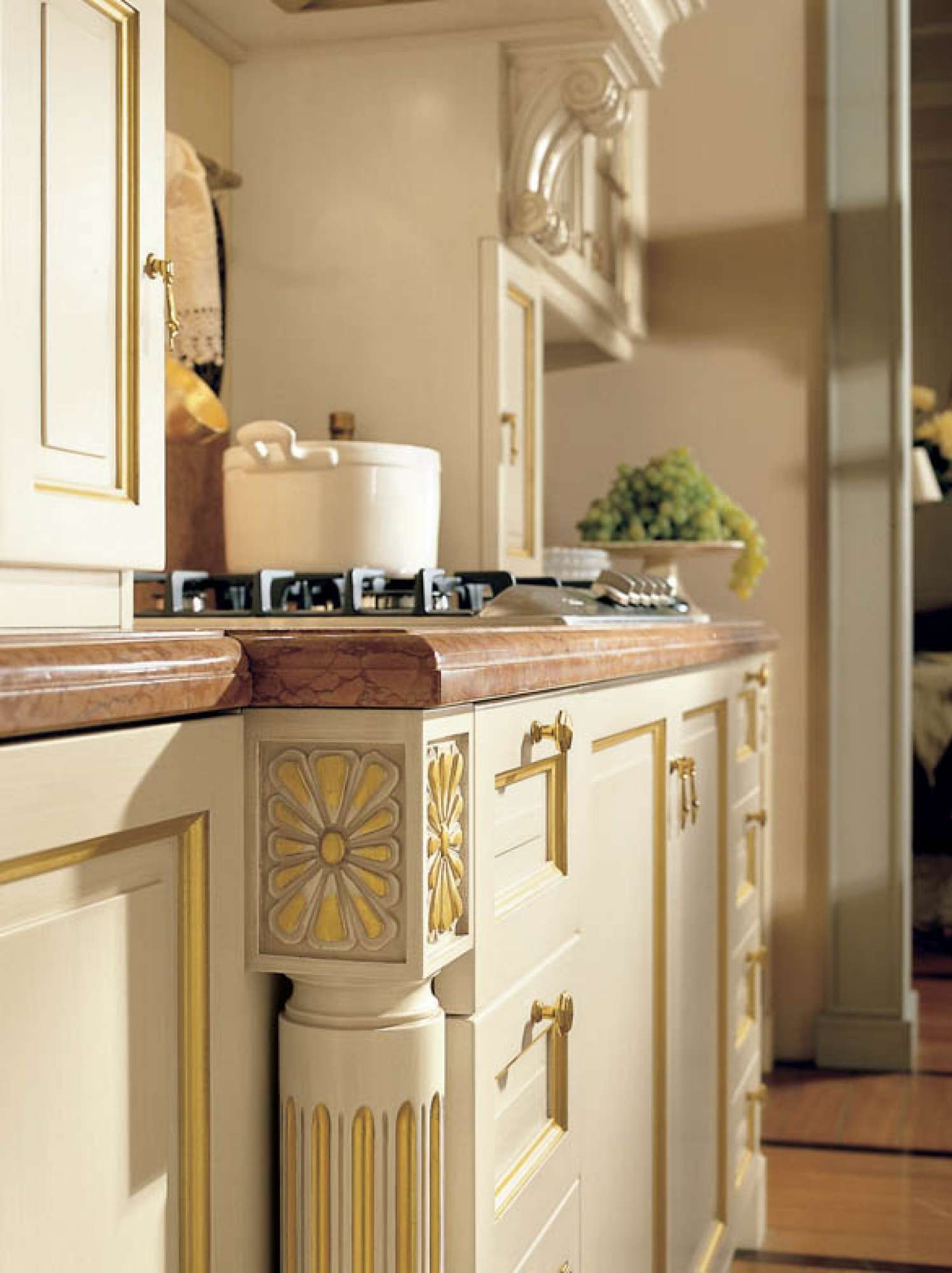 Cucina su misura in legno massiccio crema e applicazioni in foglia d'oro, dettaglio intarsi, design Martini Verona