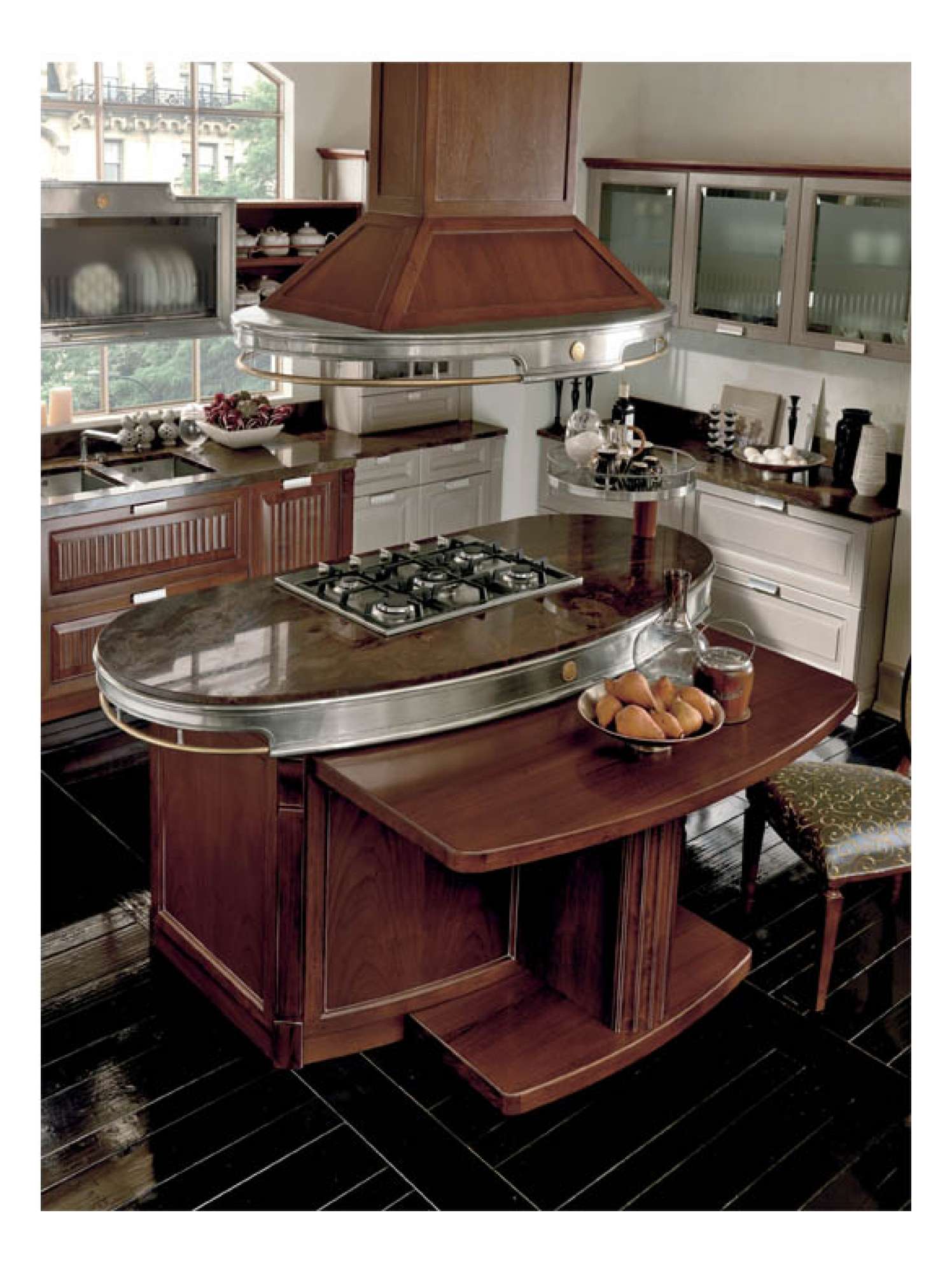 Cucina con isola su misura in noce scuro e laccato grigio, design Martini Verona