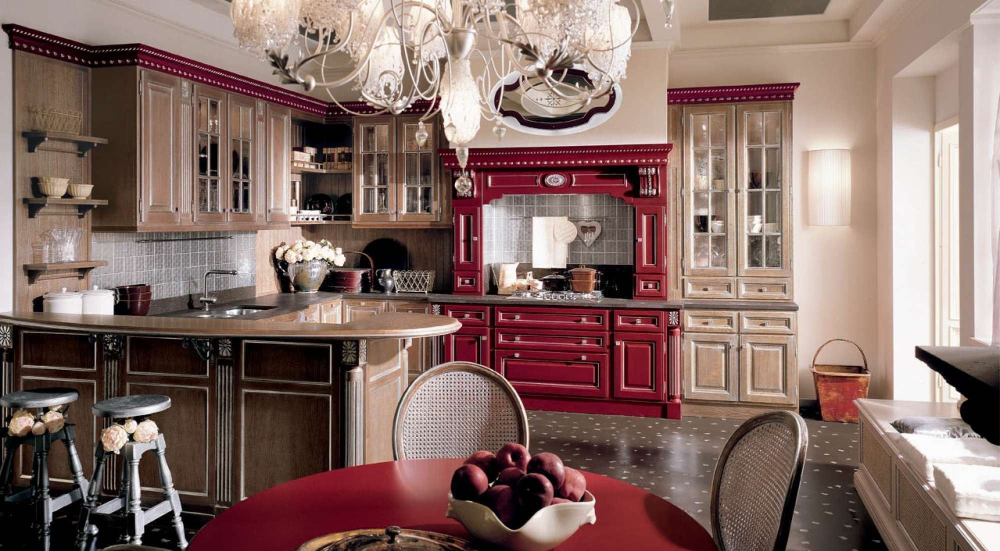 Cucina su misura in rovere patinato argento e finiture rosso laccato, design Martini Verona