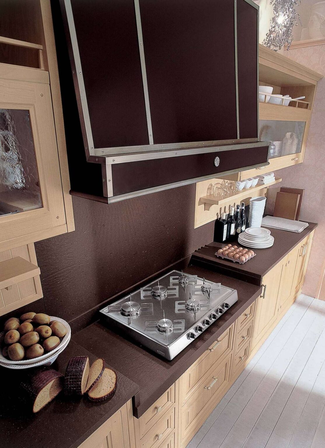 Cucina su misura in legno massiccio, dettaglio cappa, design Martini Verona