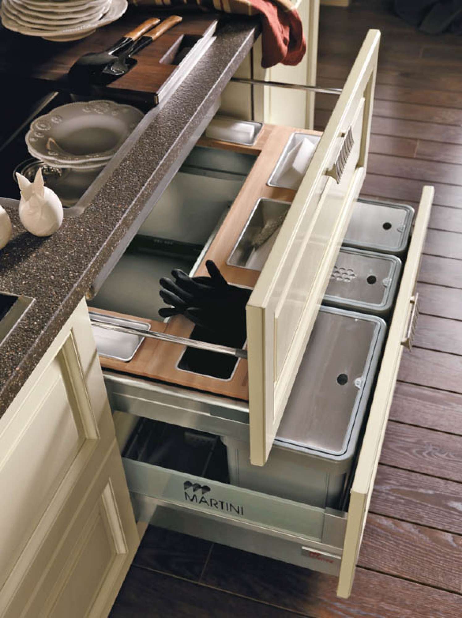 Cucina su misura in legno massiccio e top in quarzite, dettaglio cassetti, design Martini Verona