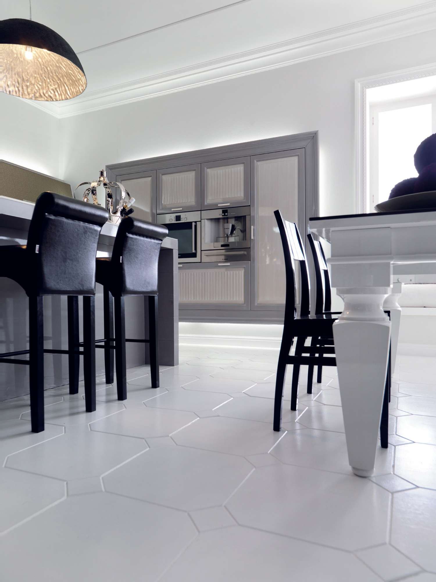 Cucina su misura contemporanea grigia lucido e con finiture in vetro, design Martini Verona