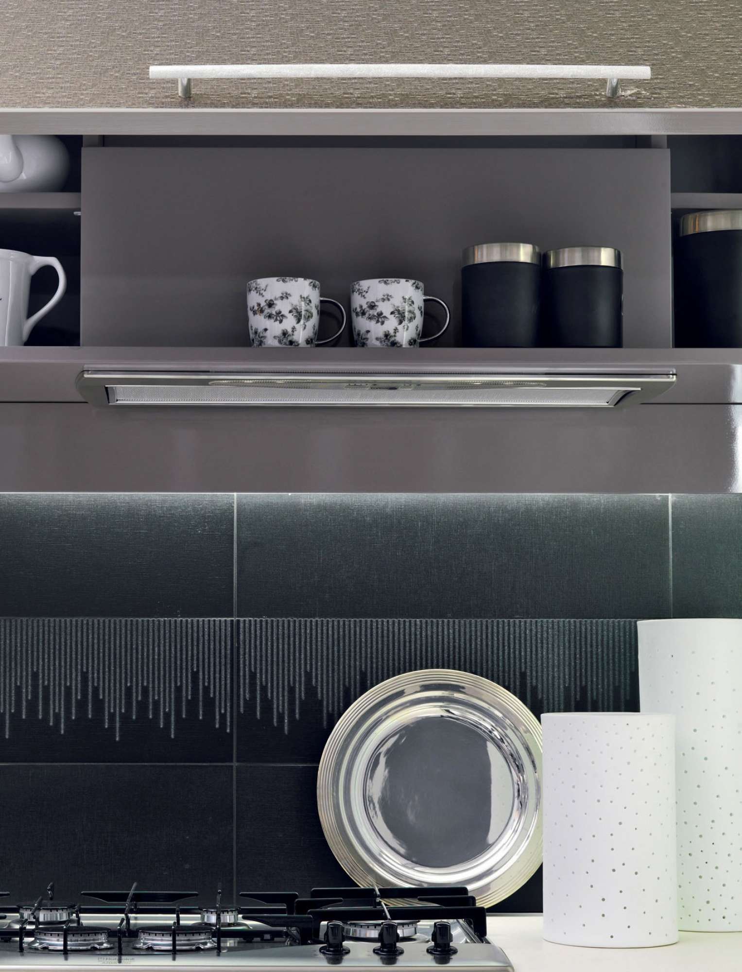 Cucina su misura contemporanea grigia lucido, dettaglio cappa e zona cottura, design Martini Verona