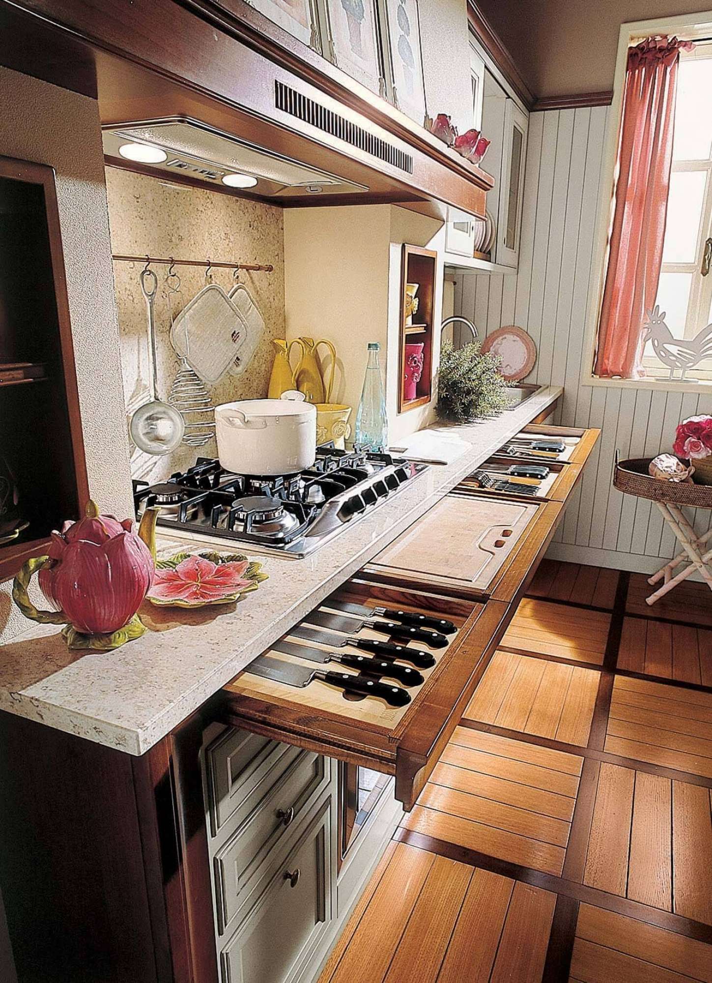 Cucina su misura azzurra in ciliegio, dettaglio cassetti e area cottura, design Martini Verona