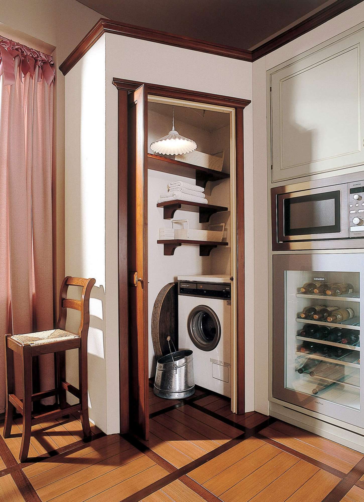 Cucina su misura azzurra in ciliegio, dettaglio ripostiglio lavatrice, design Martini Verona