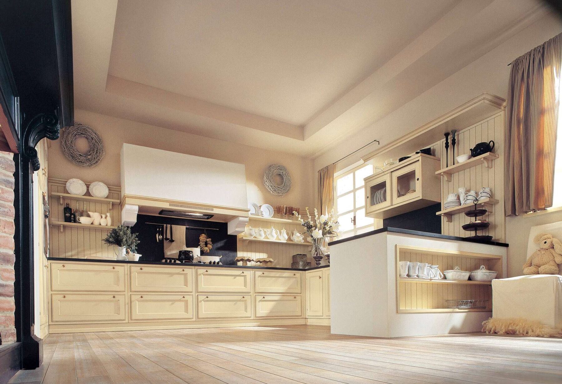 Cucina su misura con finiture in panna e top in quarzo nero, design Martini Verona