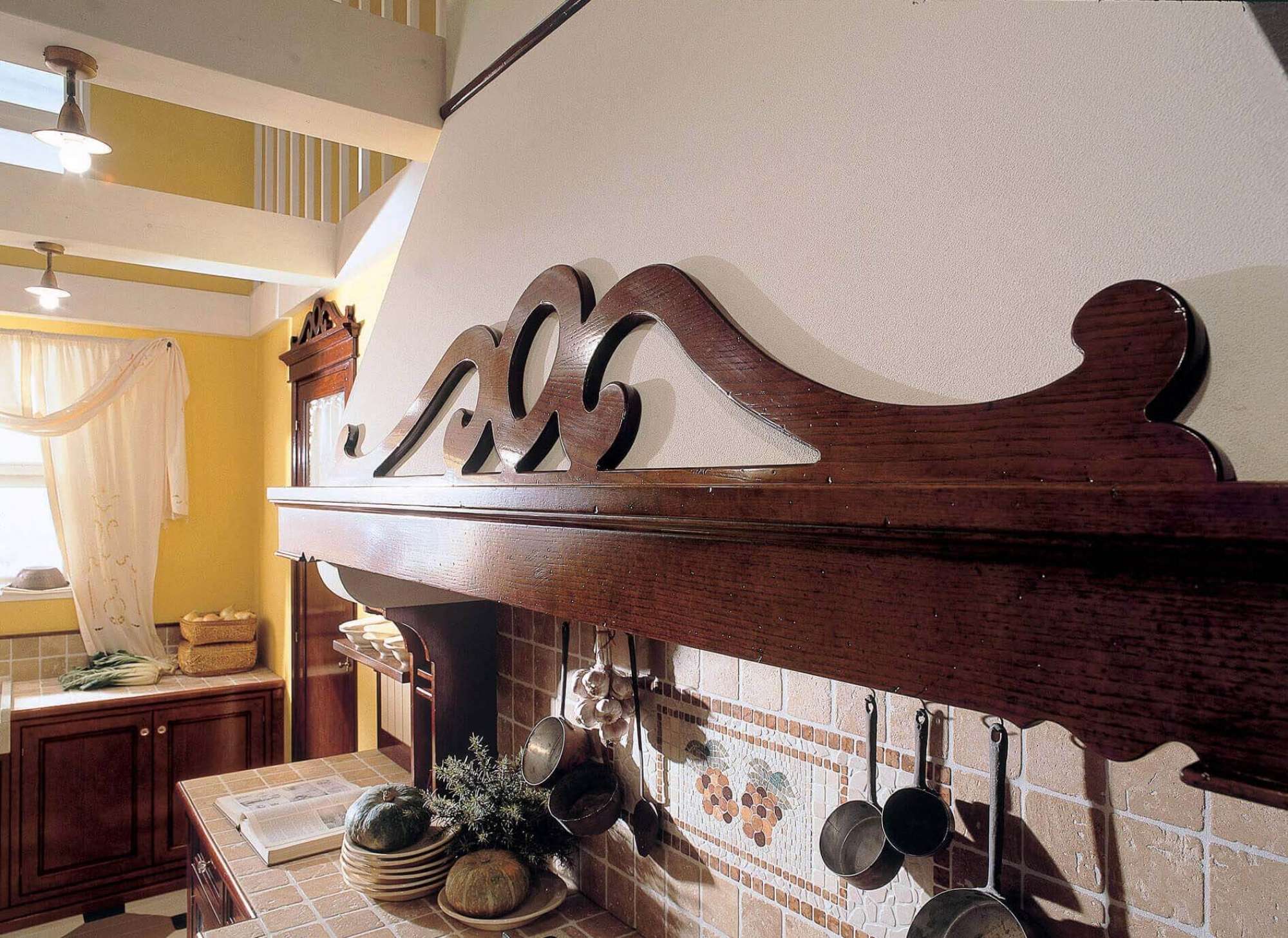 Cucina classica su misura in legno massiccio con finiture castagno antiquariato, dettaglio cappa, design Martini Verona