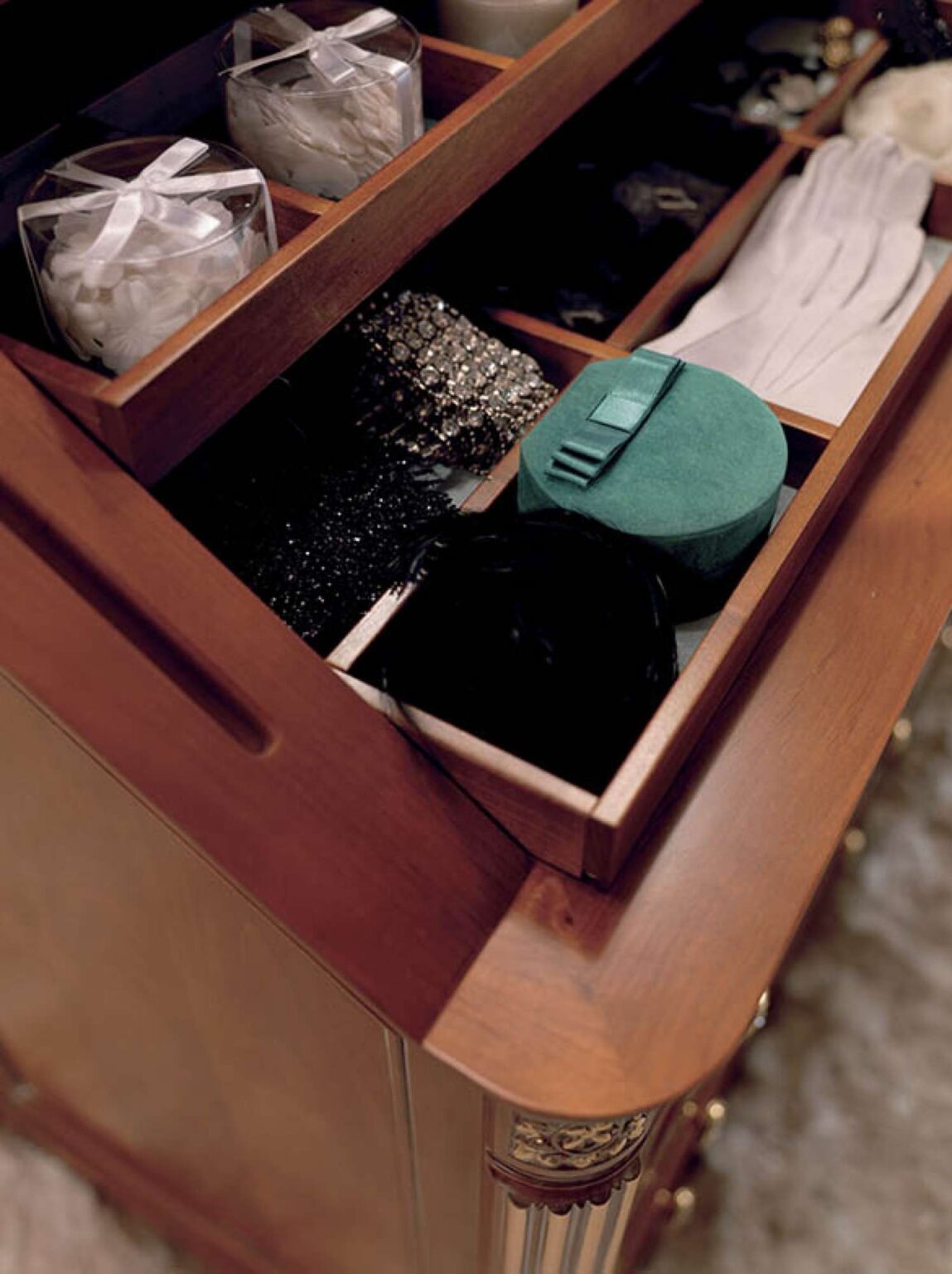 Cabina armadio su misura di lusso in laccatura bicolore e decori in foglia d'oro, dettaglio cassetto, design Martini Verona