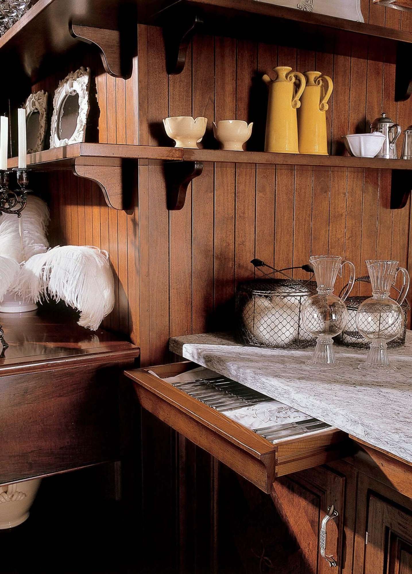 Cucina su misura di lusso in legno massiccio di noce, design Martini Verona