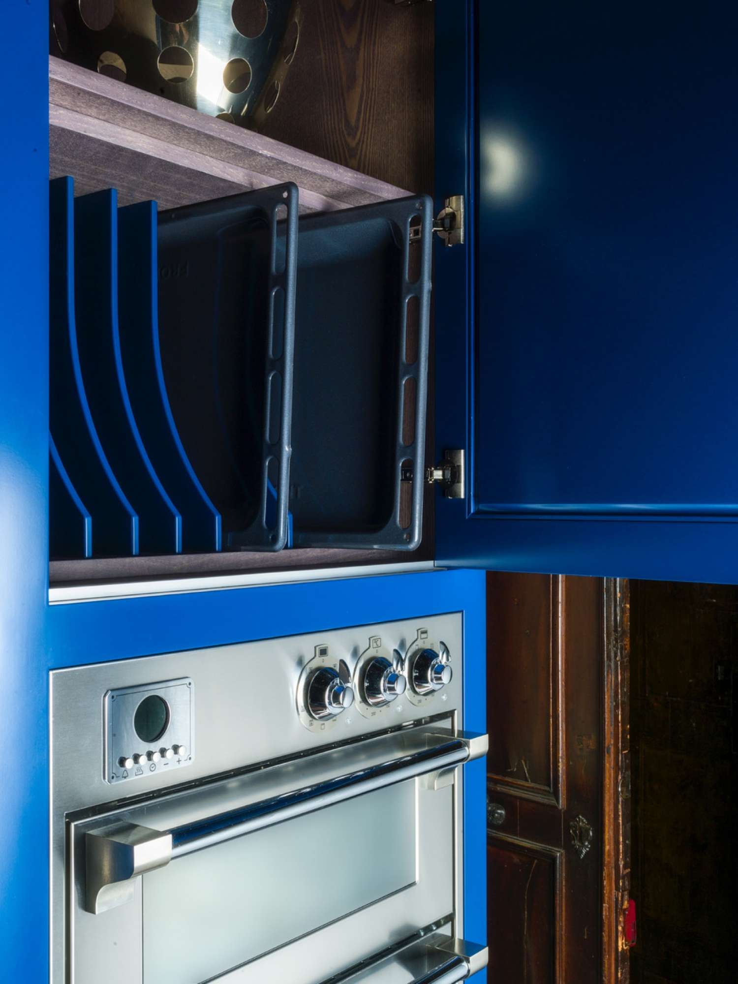 Cucina su misura stile shaker in legno massiccio e laccatura blu e bianca, dettaglio forno incassato, design Martini Verona