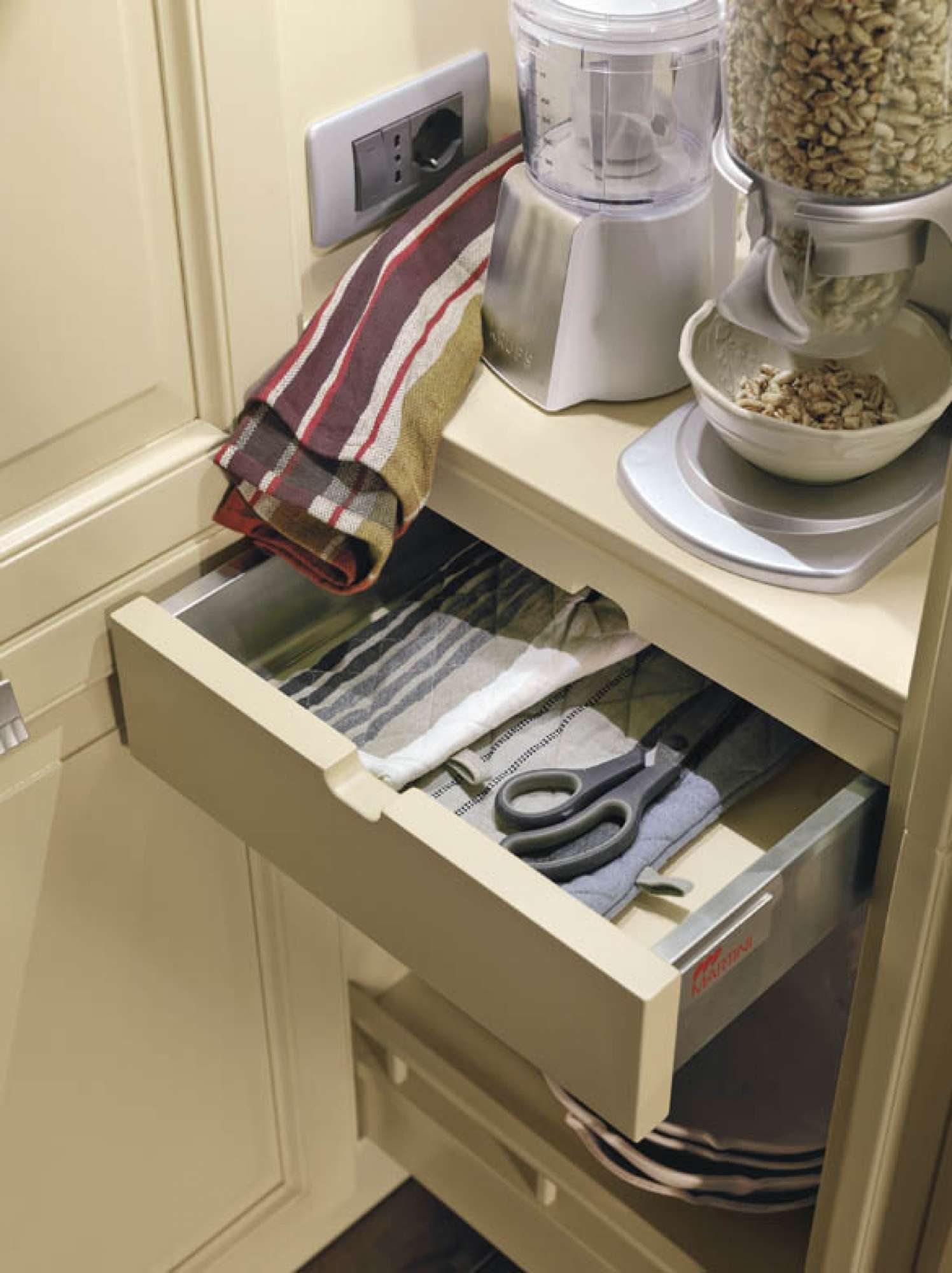 Cucina su misura in legno massiccio e top in quarzite, dettaglio cassetto, design Martini Verona