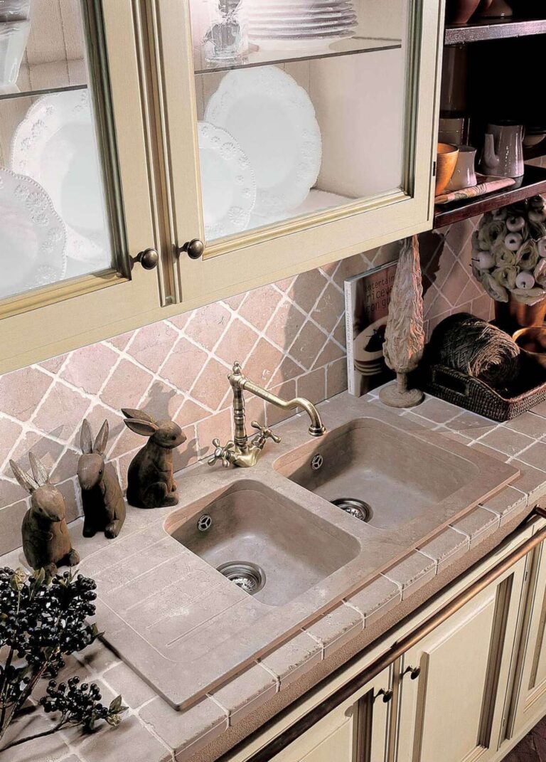 Cucina su misura country in castagno massello laccato, dettaglio lavello, design Martini Verona