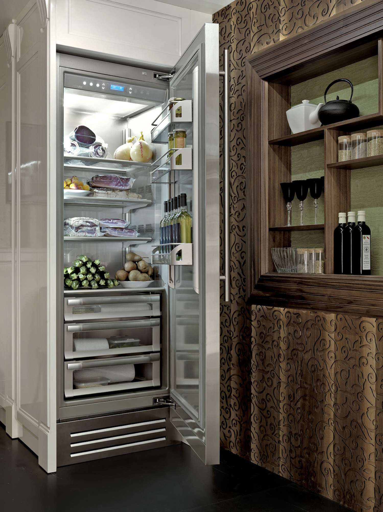 Cucina di lusso su misura laccata bianca, dettaglio frigo, design Martini Verona