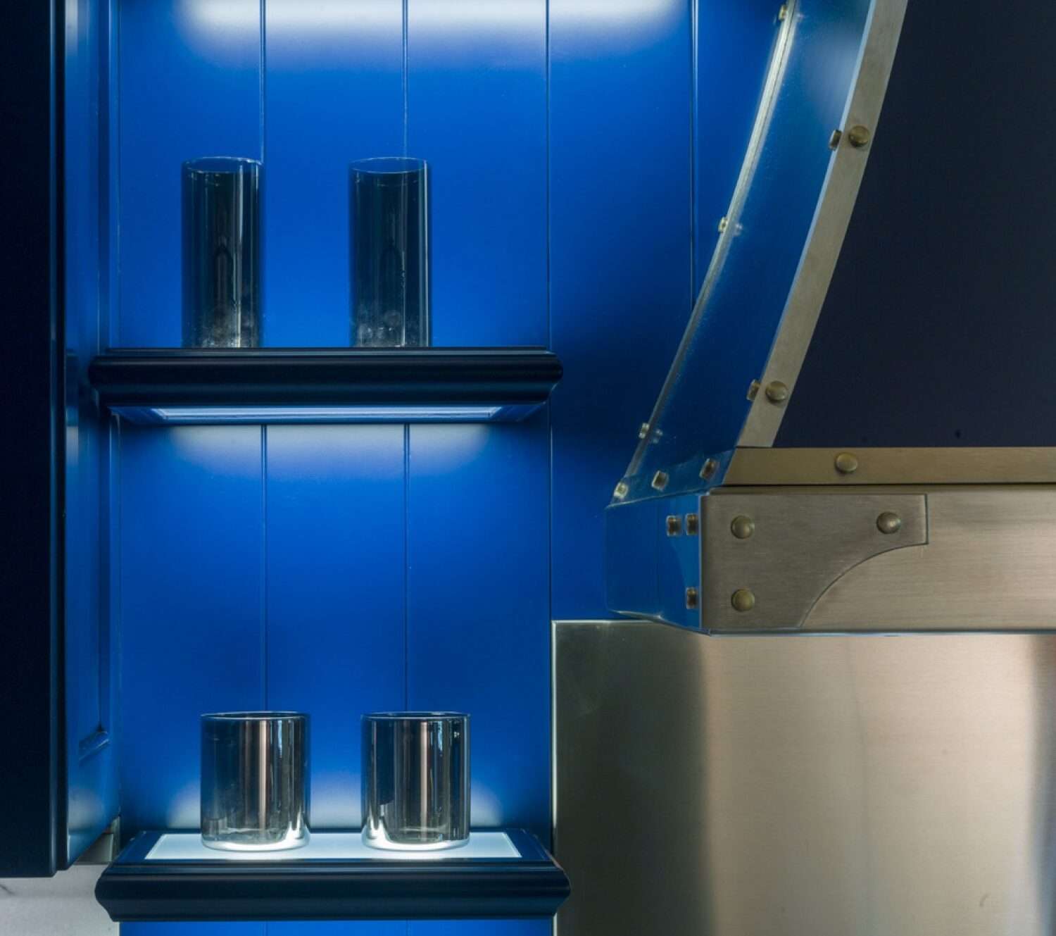 Cucina su misura stile shaker in legno massiccio e laccatura blu e bianca, dettaglio zona cottura e cappa, design Martini Verona