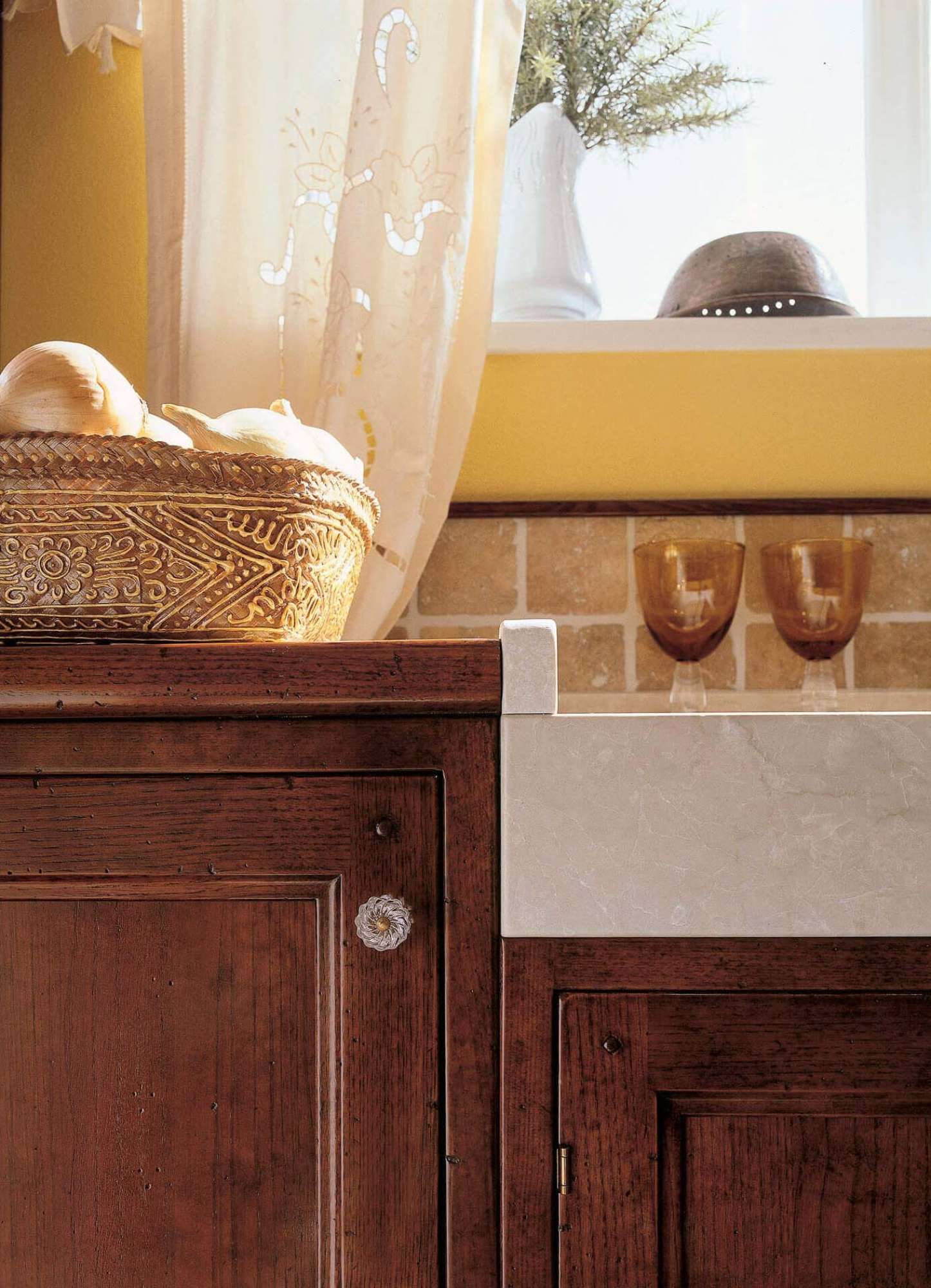 Cucina classica su misura in legno massiccio con finiture castagno antiquariato, design Martini Verona