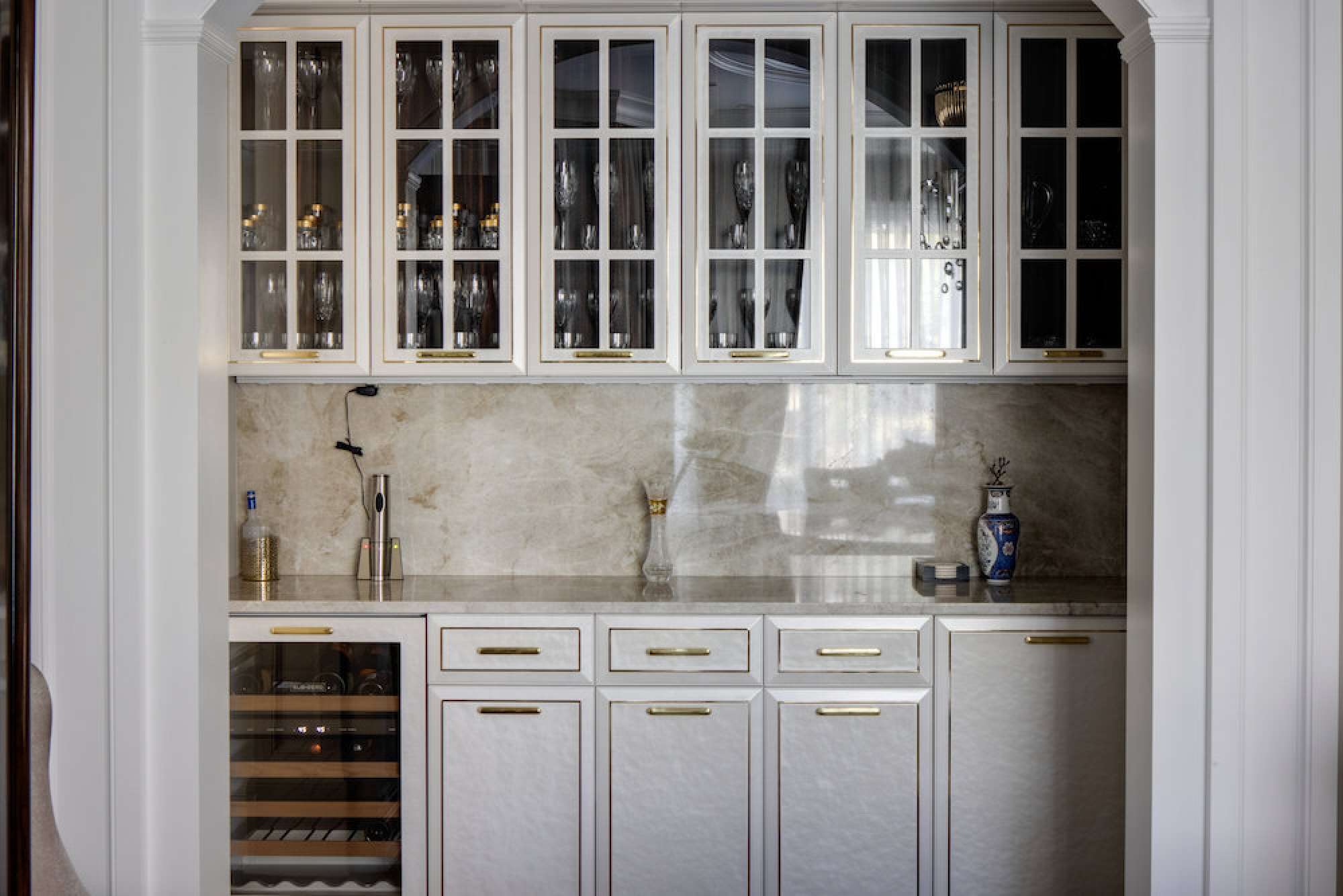 Cucina con isola su misura laccatura bianca in ebano e dettagli in ottone, dettaglio dispensa e pensili, design Martini Verona