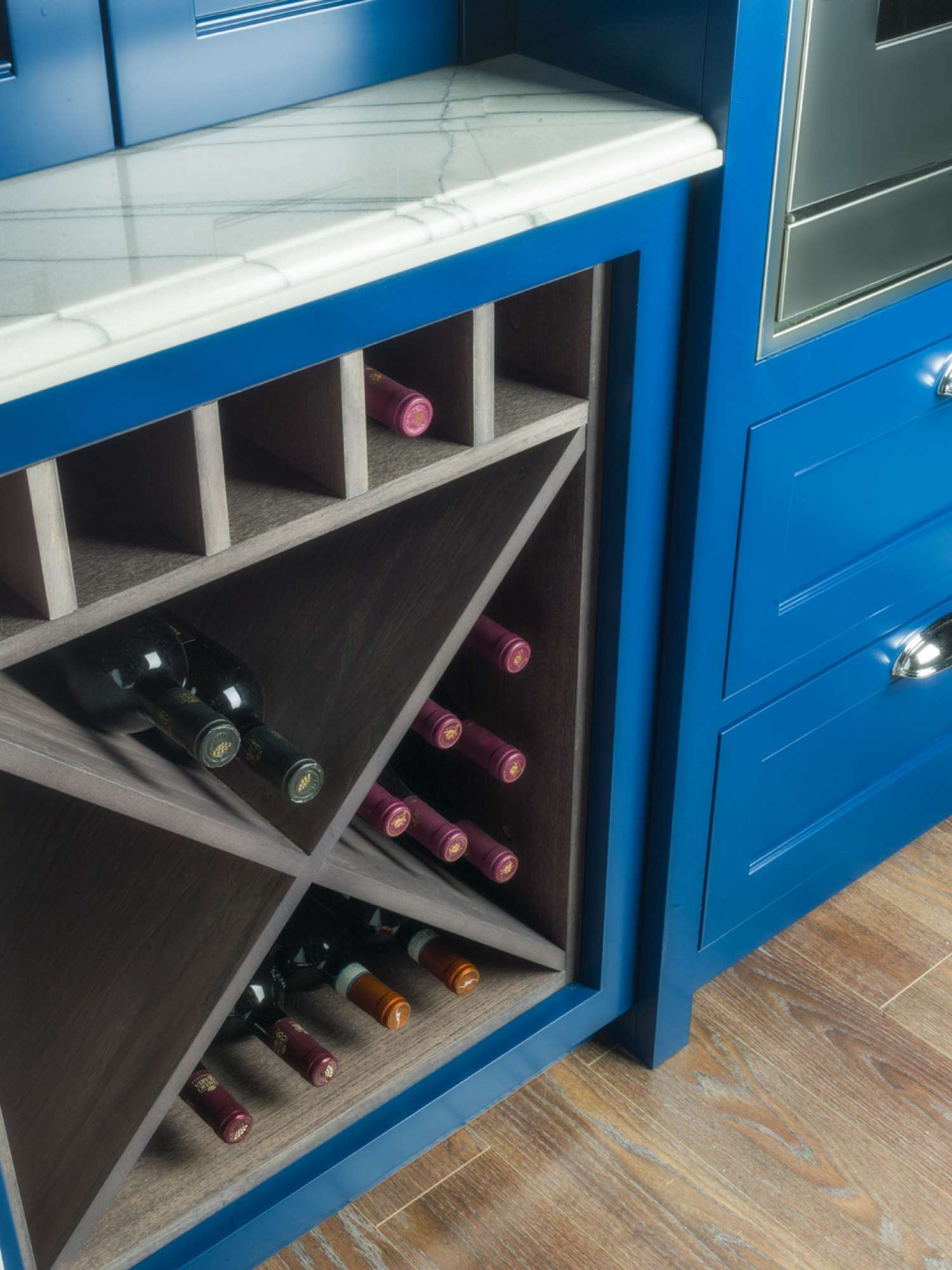 Cucina su misura stile shaker in legno massiccio e laccatura blu e bianca, dettaglio cantinetta vino, design Martini Verona