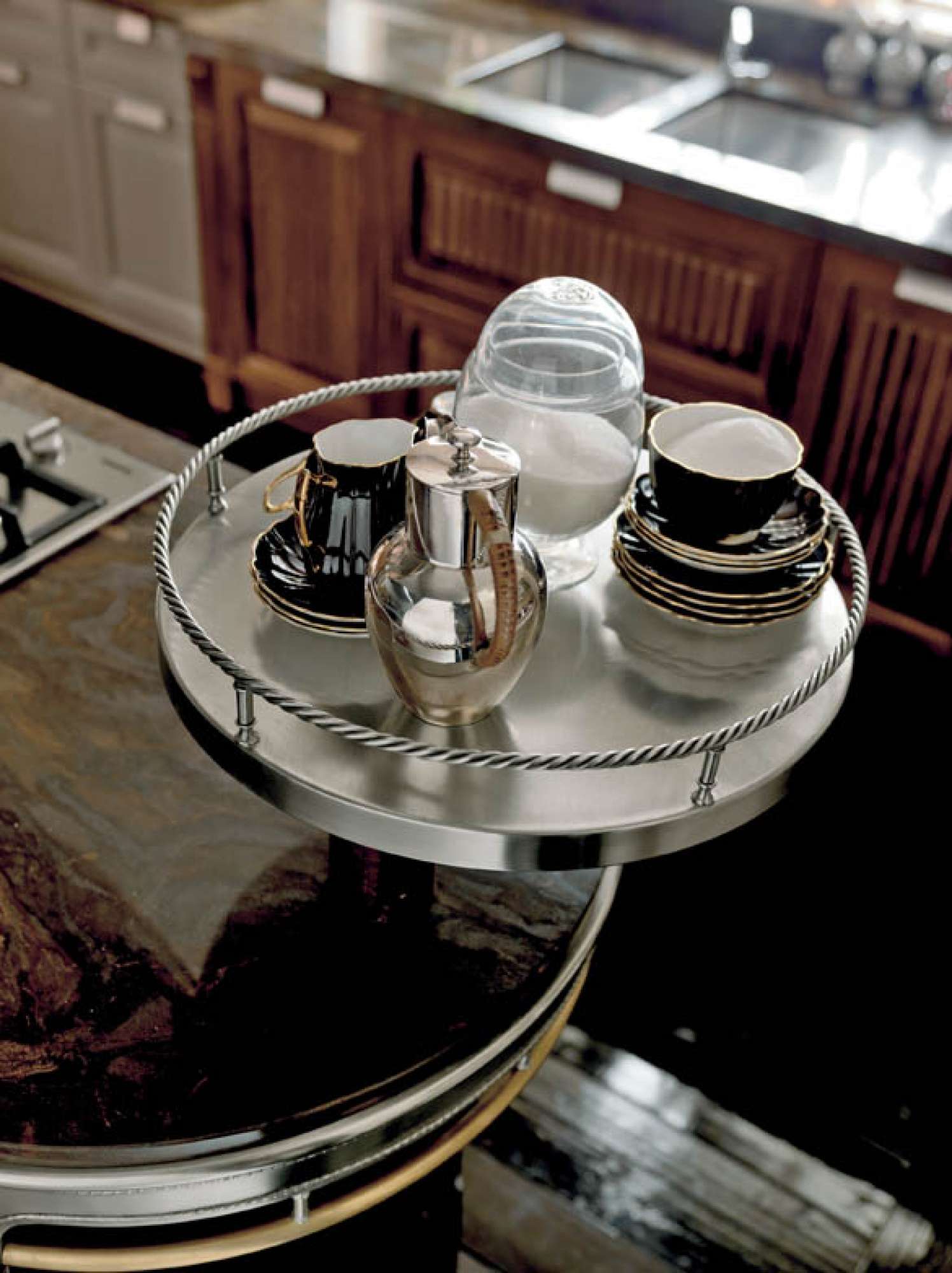 Cucina su misura in noce scuro e laccato grigio, design Martini Verona