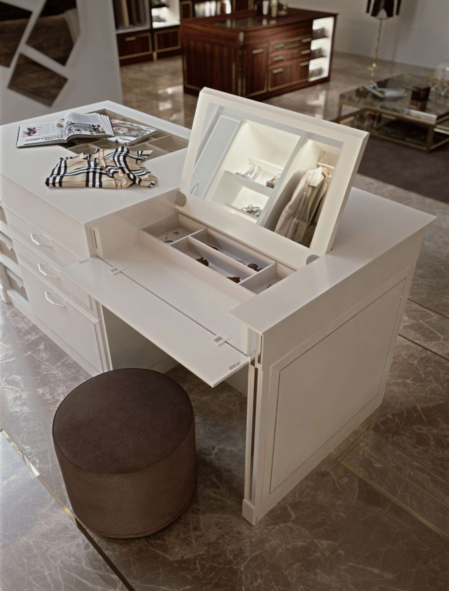 Cabina armadio su misura di lusso con finiture laccato bianco e acciaio lucido, design Martini Verona