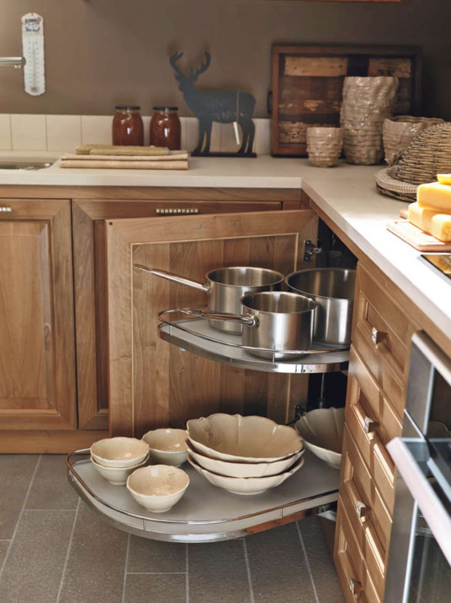 Cucina su misura in legno massiccio di noce crudo, dettaglio cassetti, design Martini Verona