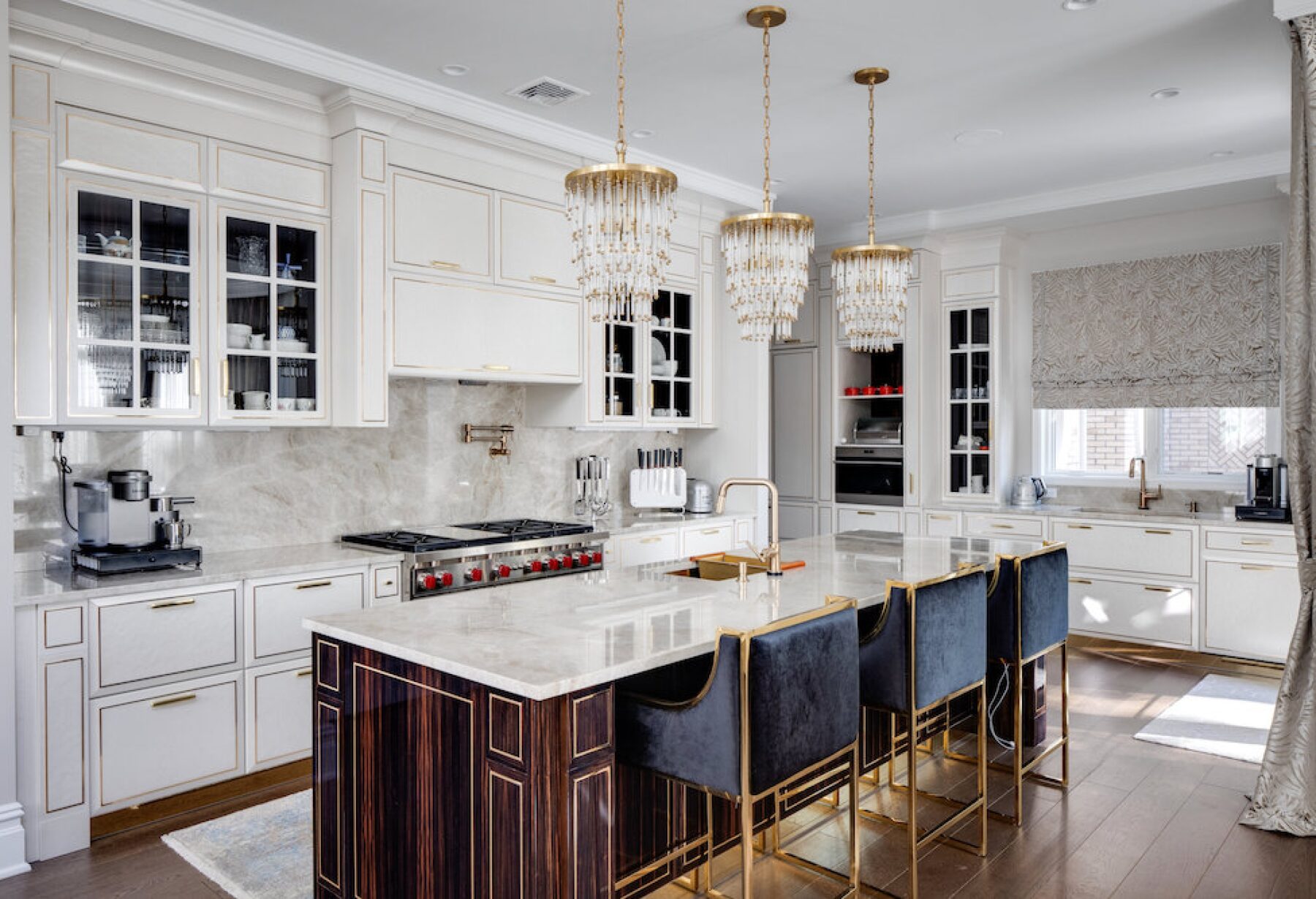 Cucina con isola su misura laccatura bianca in ebano e dettagli in ottone, design Martini Verona