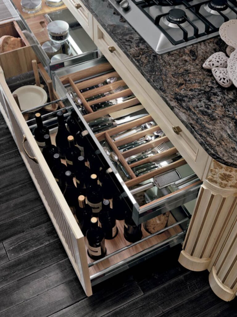 Cucina su misura laccata bianca e noce, design Martini Verona