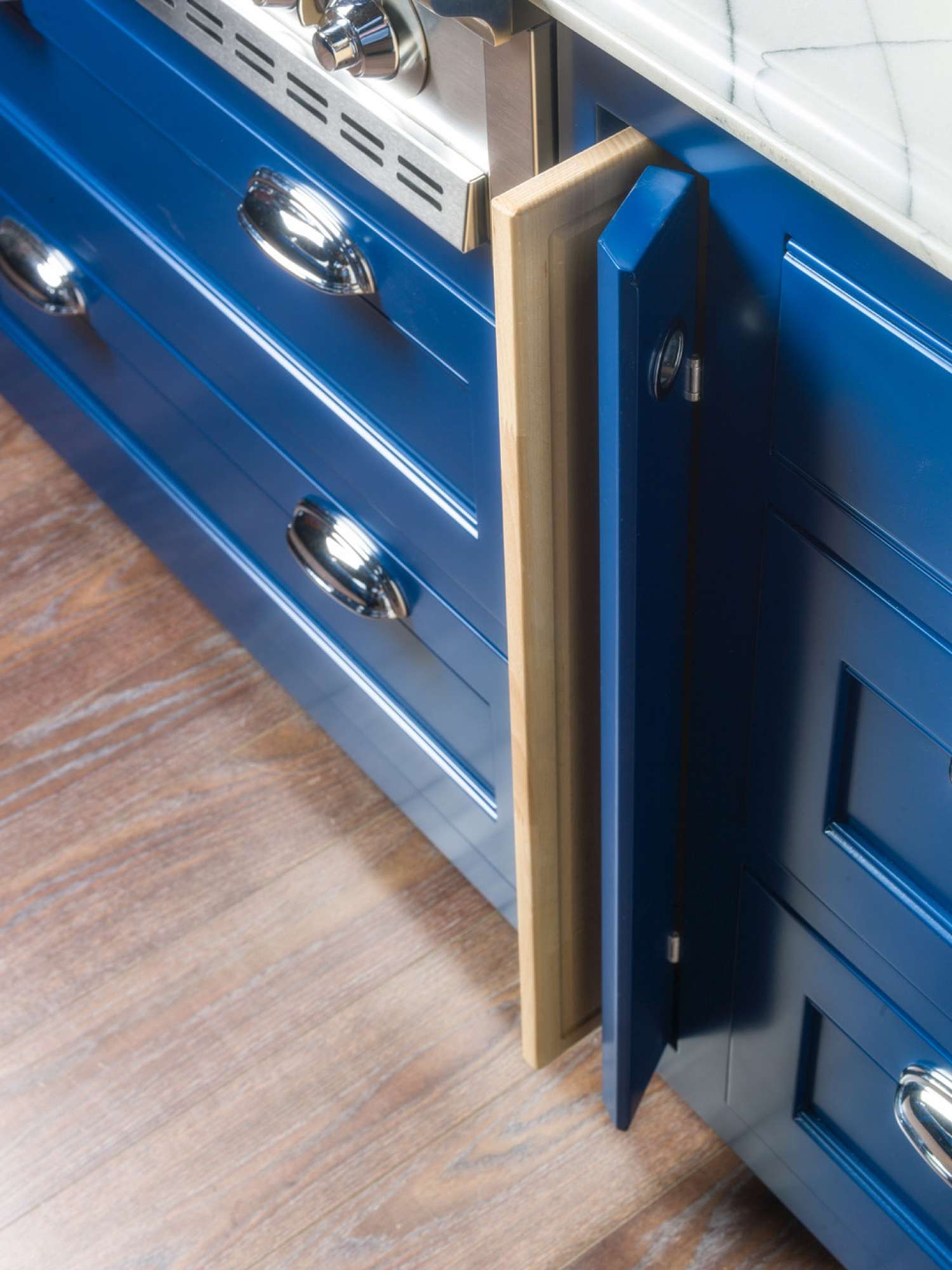 Cucina su misura stile shaker in legno massiccio e laccatura blu e bianca, dettaglio ante pensili, design Martini Verona