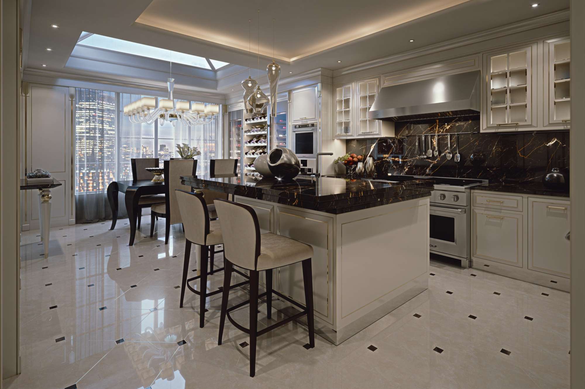 Cucina con isola su misura laccata bianca e top in marmo, design Martini Verona