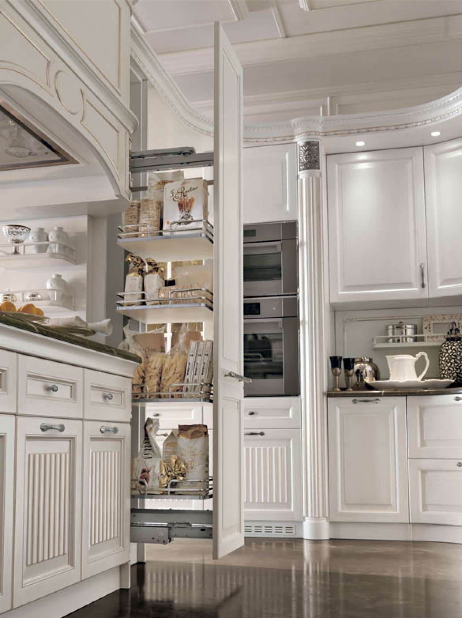 Cucina su misura laccata patinata con finiture madreperla, design Martini Verona