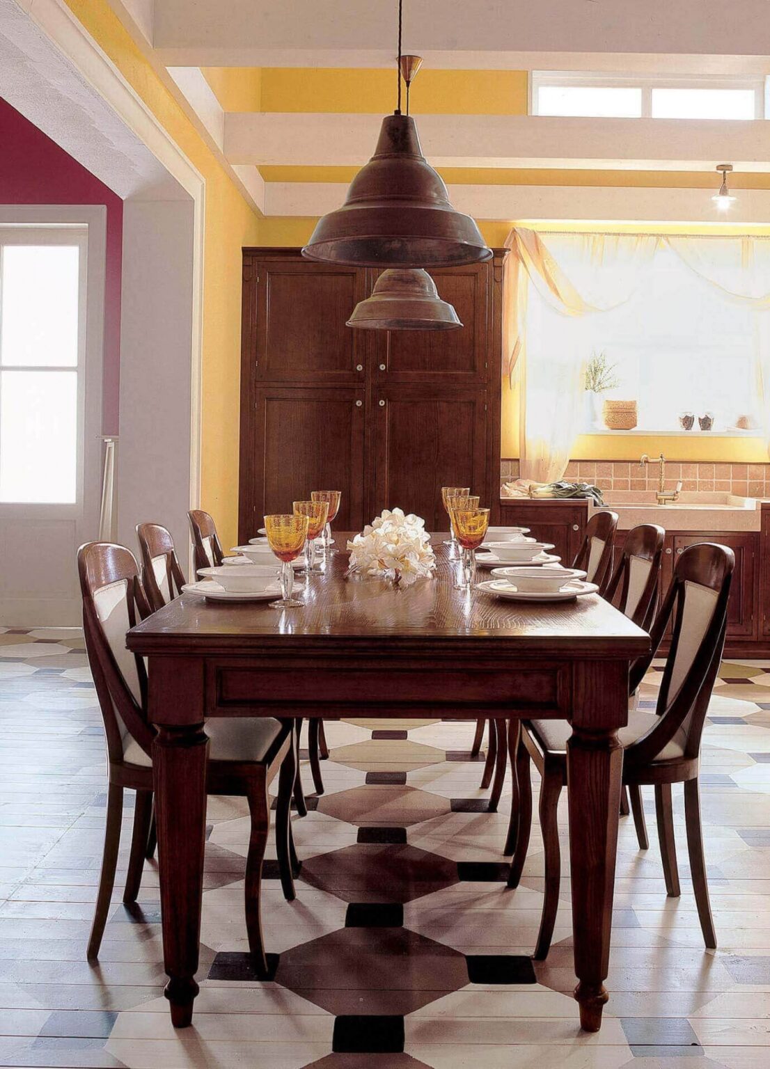 Cucina su misura country in castagno massello laccato, dettaglio tavolo e sedie, design Martini Verona