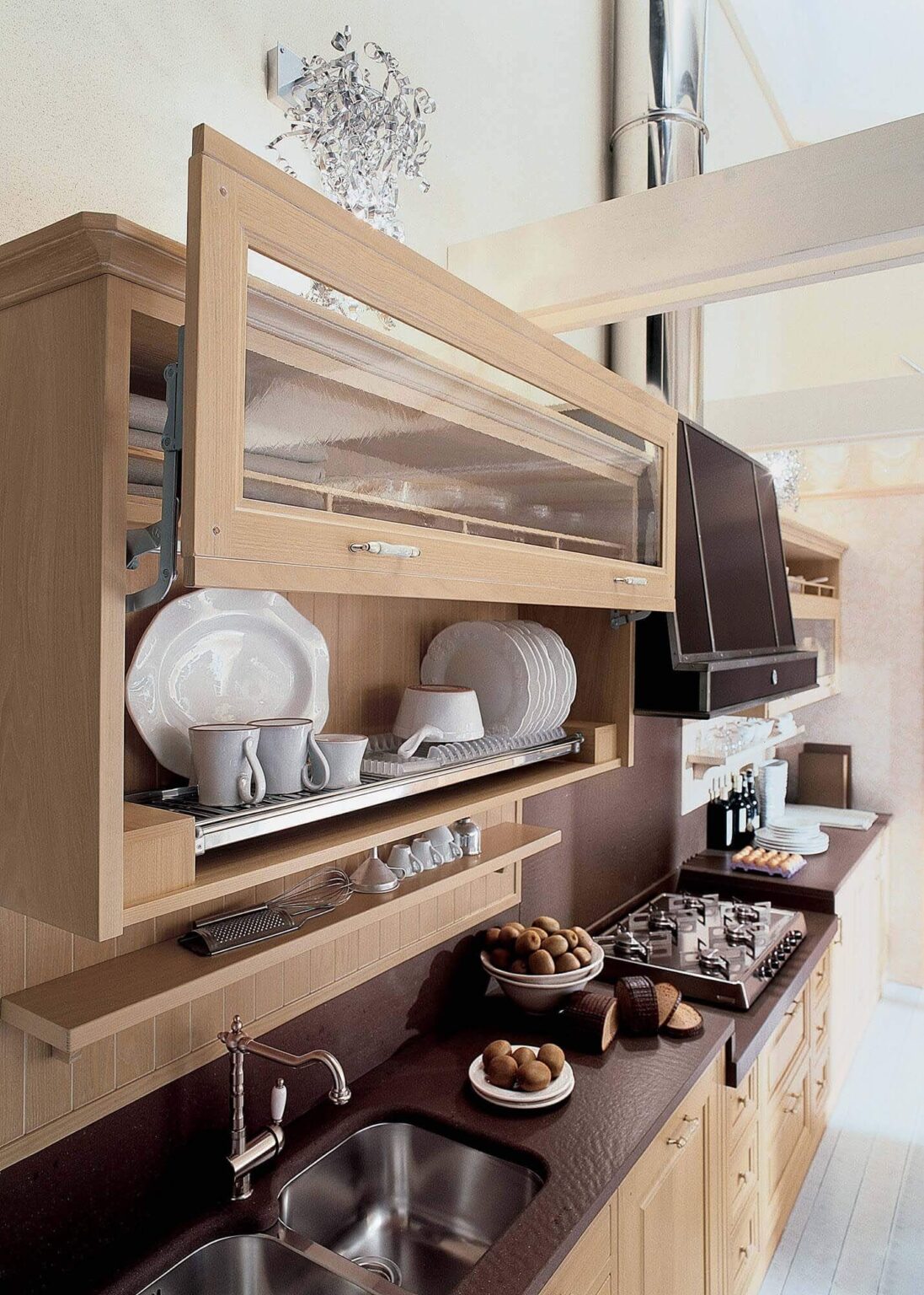 Cucina su misura in legno massiccio di castagno patinato bianco, dettaglio pensili, design Martini Verona