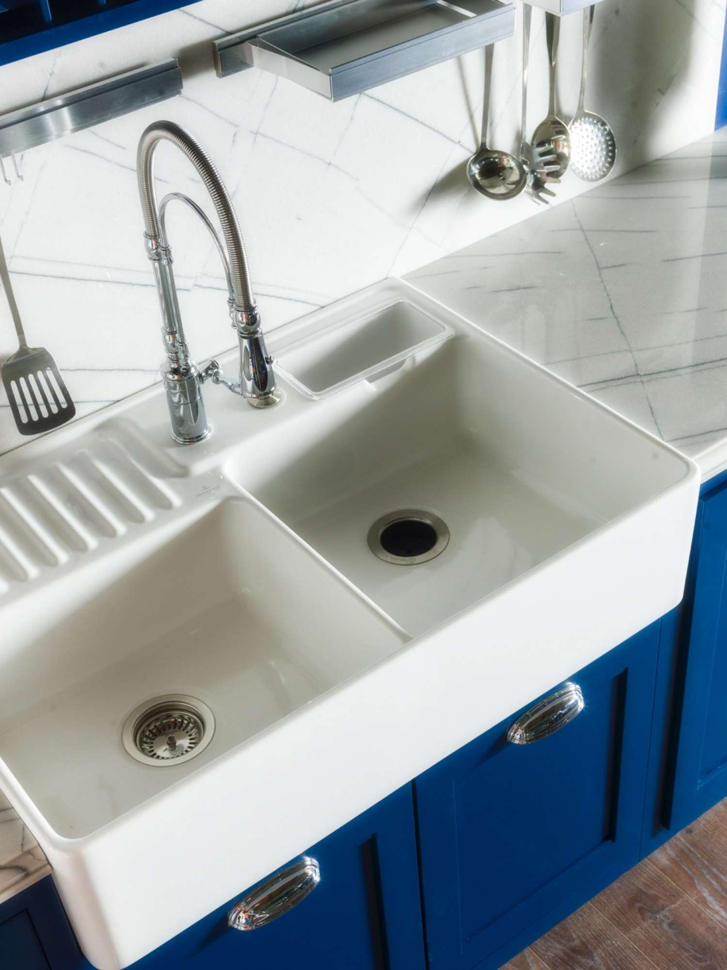 Cucina su misura stile shaker in legno massiccio e laccatura blu e bianca, dettaglio lavello, design Martini Verona