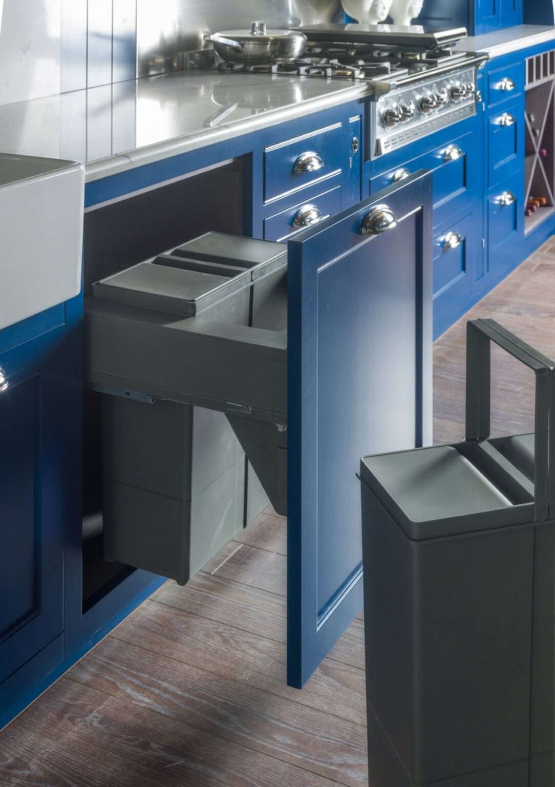 Cucina su misura stile shaker in legno massiccio e laccatura blu e bianca, dettaglio pensili, design Martini Verona