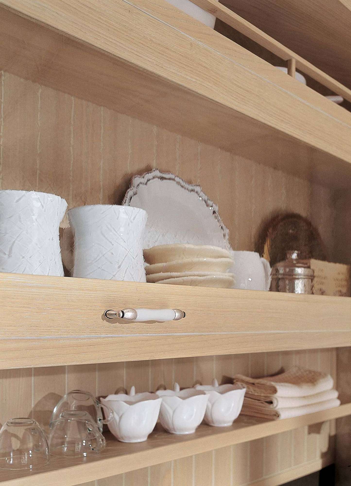 Cucina su misura in legno massiccio, dettaglio mensole, design Martini Verona