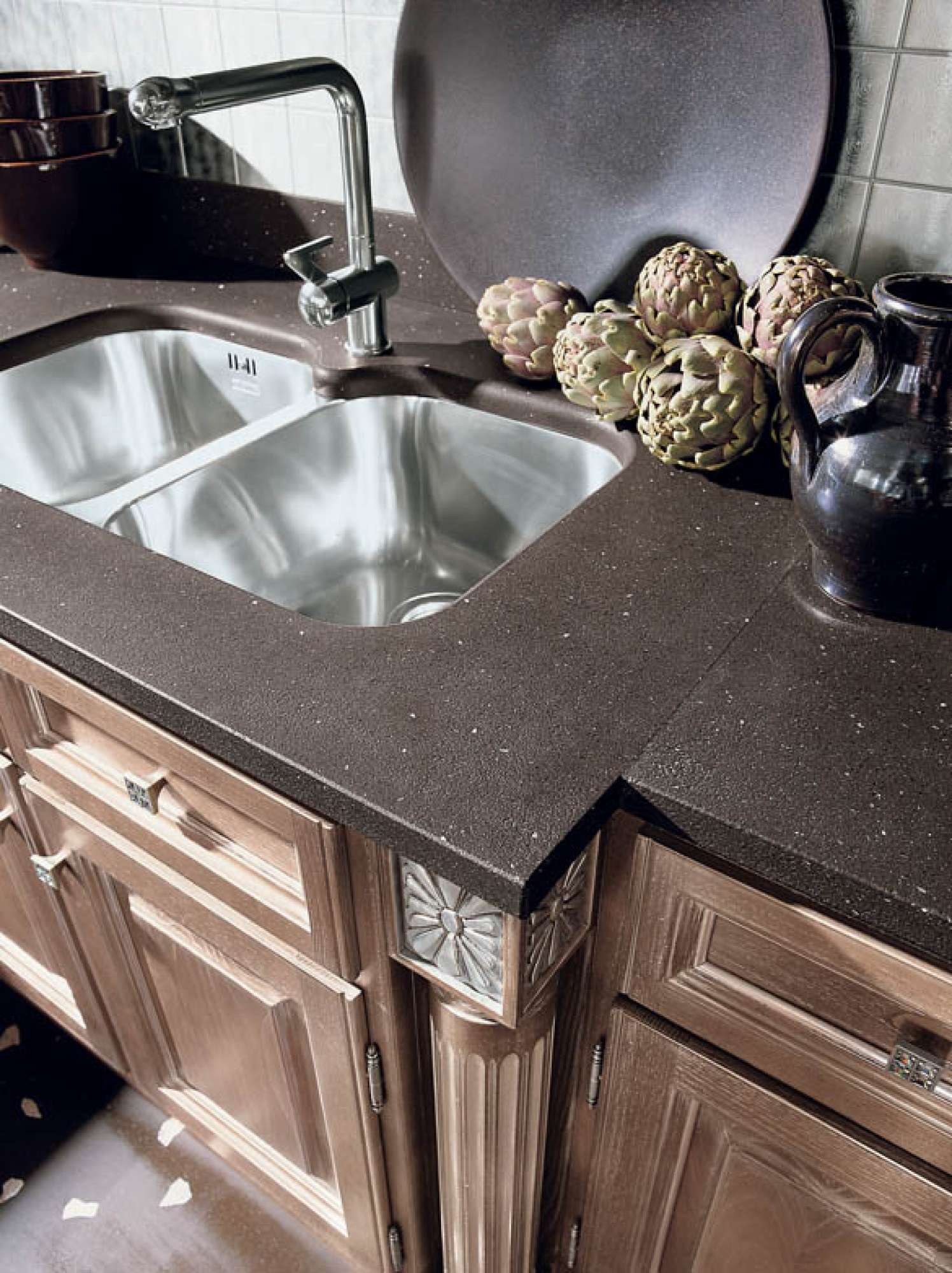 Cucina su misura in rovere patinato argento e finiture rosso laccato, dettaglio lavello, design Martini Verona