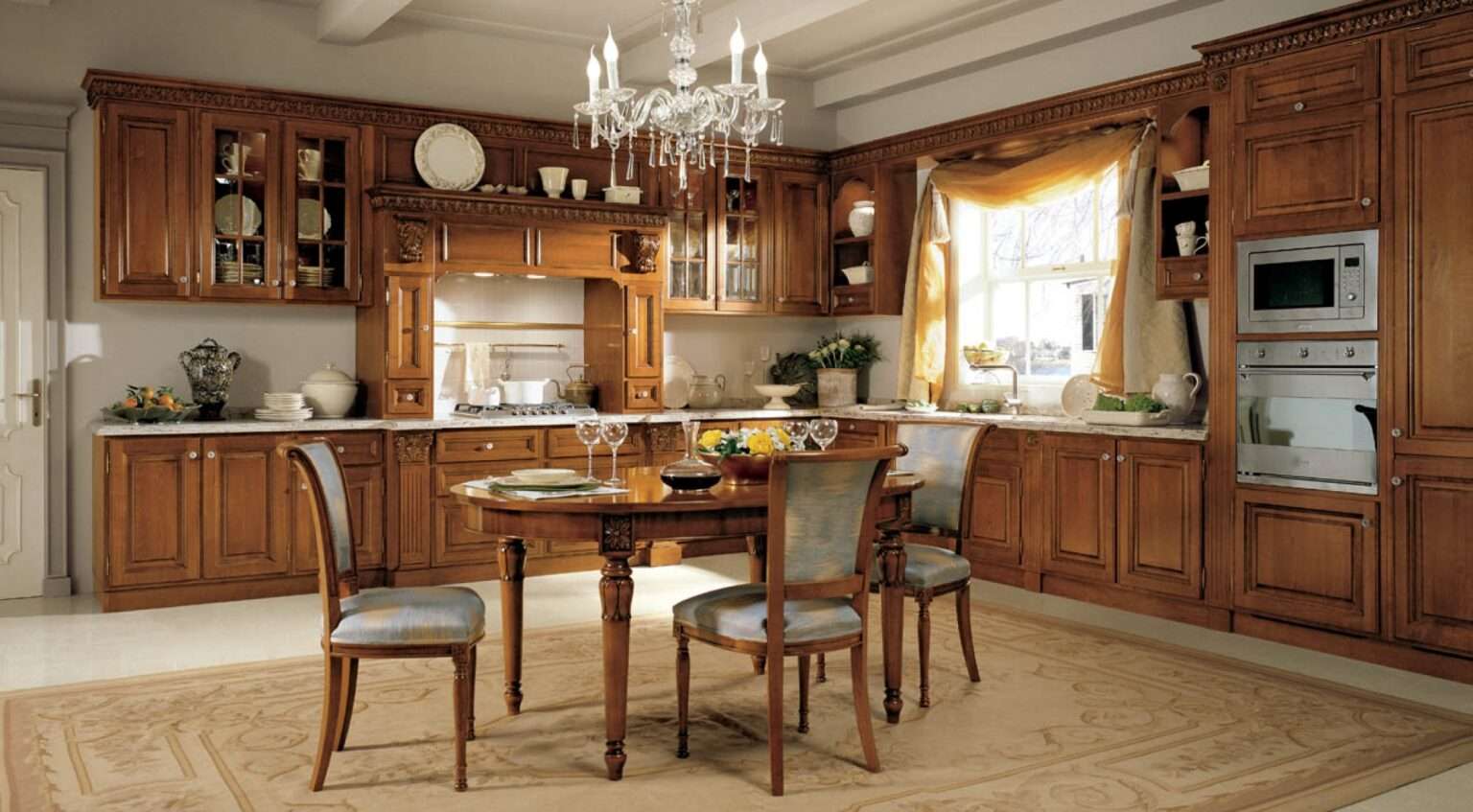 Cucina su misura in legno massiccio di noce con decori intagliati a mano, design Martini Verona