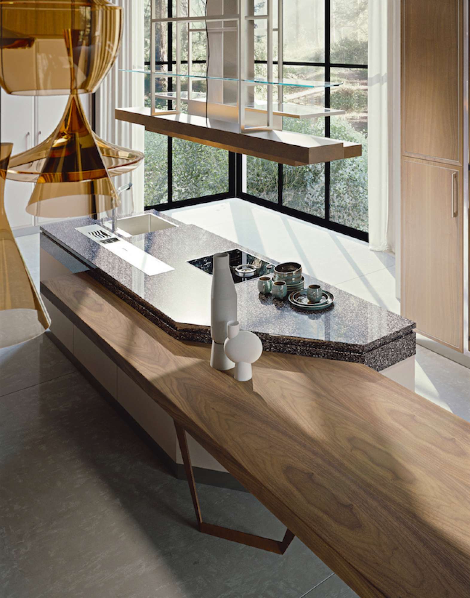 Cucina su misura con finiture creta e inserti in acciaio satinato, dettaglio isola, design Martini Verona