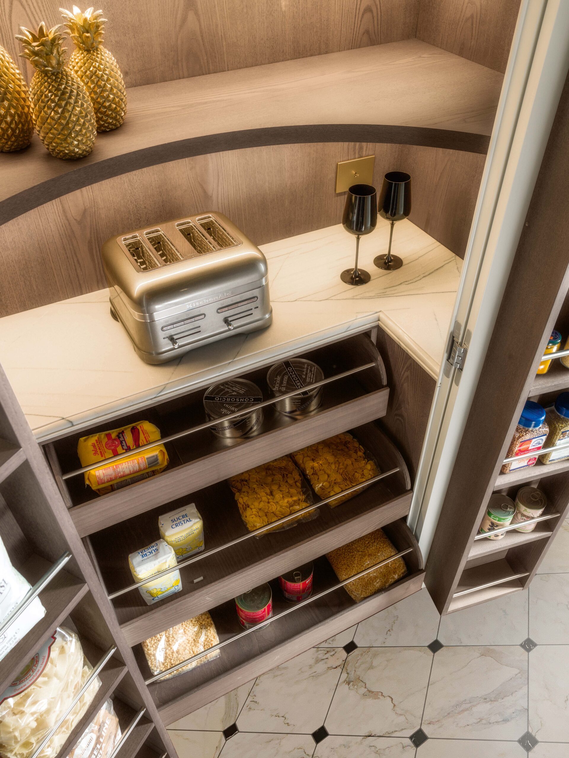 Martini Verona – dispensa su misura con boiserie interna, ripiani attrezzati e organizzazione funzionale