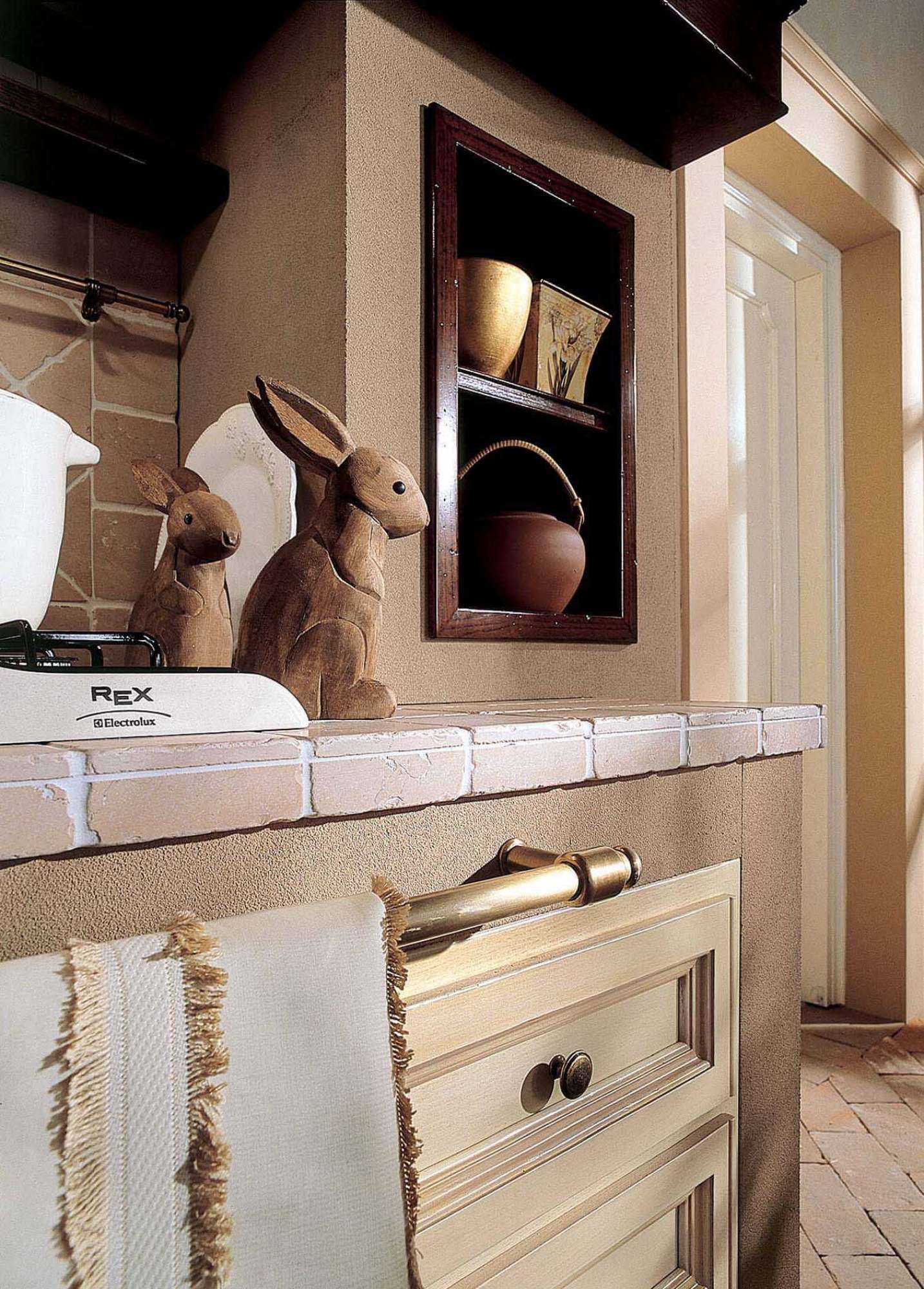 Cucina su misura country in castagno massello laccato, dettaglio finiture, design Martini Verona