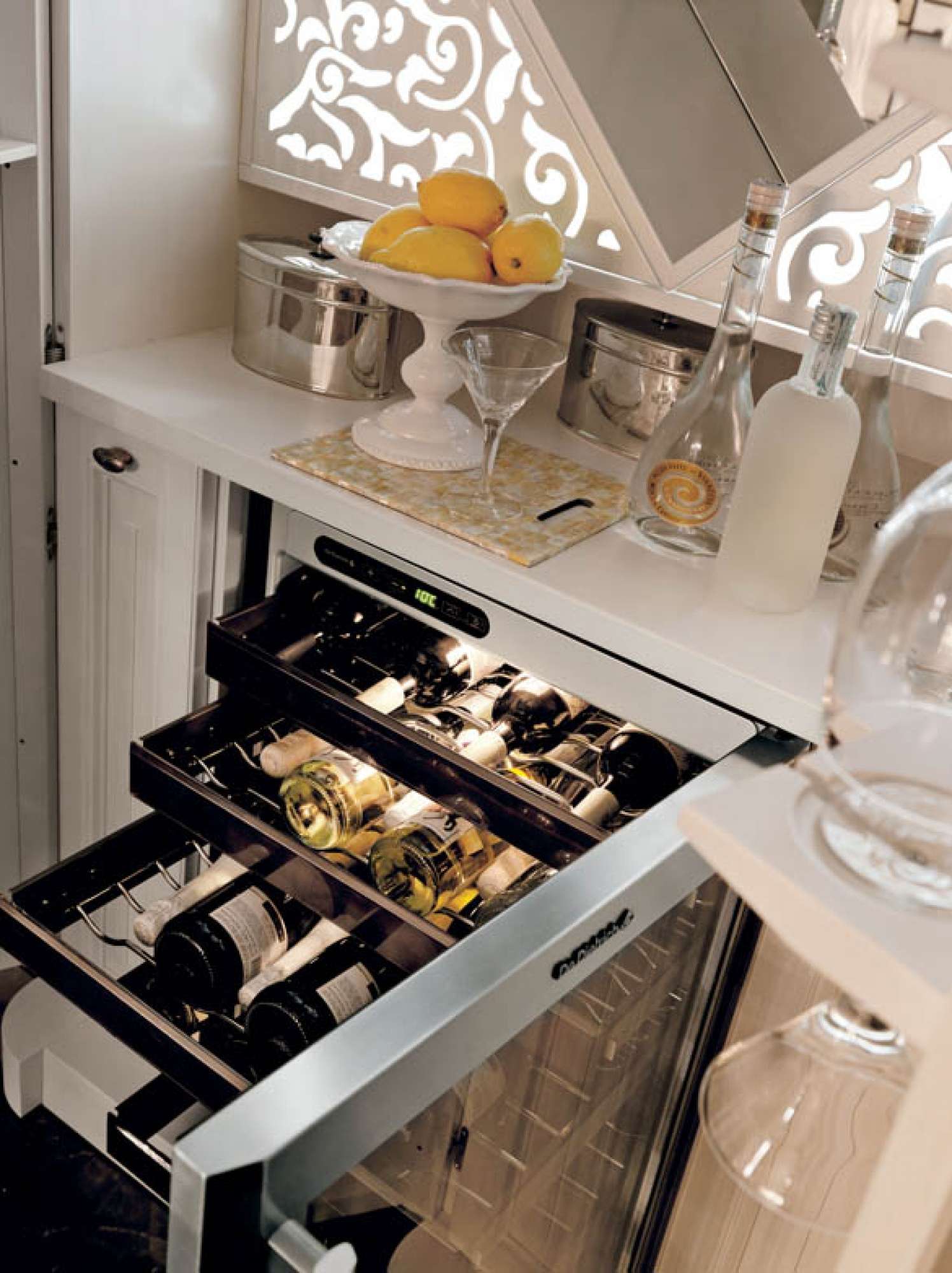 Cucina su misura laccata patinata con finiture madreperla, dettaglio cella vino, design Martini Verona