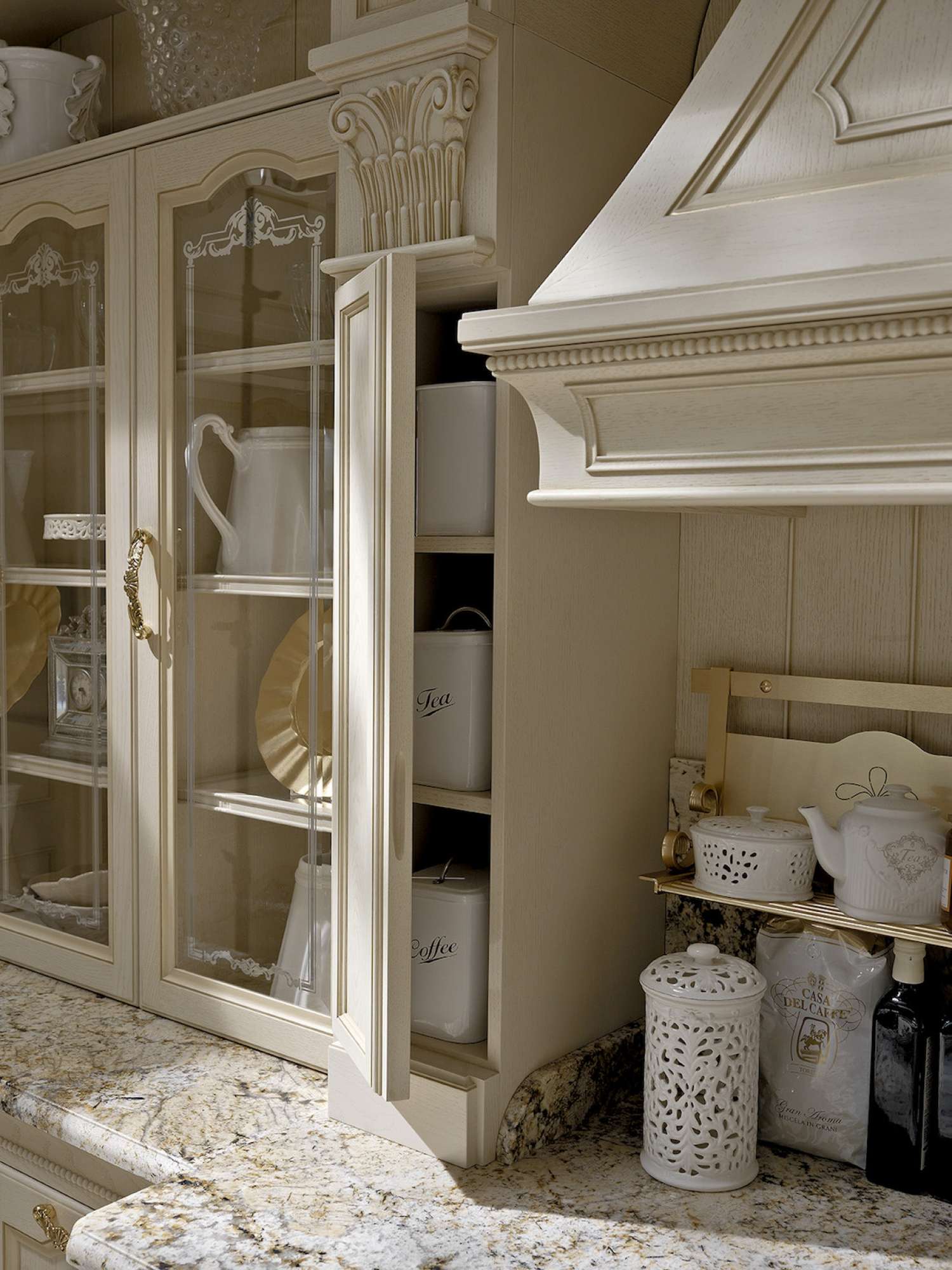 Cucina di lusso su misura in rovere con intagli e finiture dorate, dettaglio dispensa, design Martini Verona