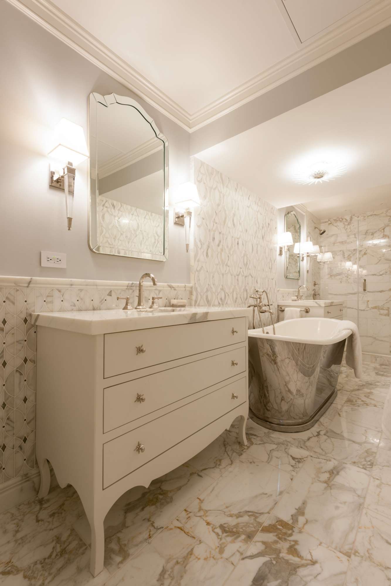 Arredo bagno su misura di lusso laccato bianco, design Martini Verona