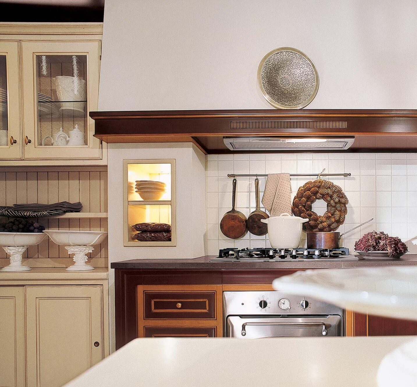 Cucina su misura in ciliegio con finiture di laccatura moka, design Martini Verona