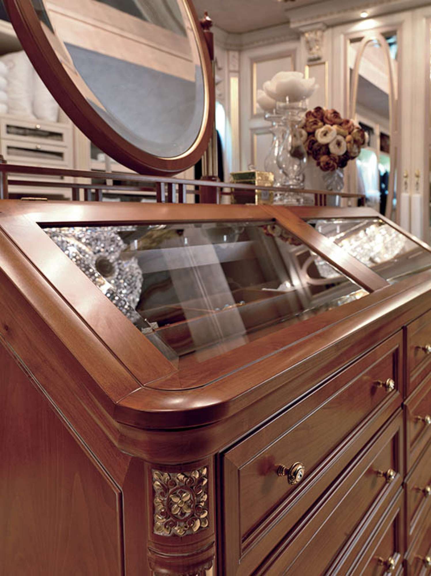 Cabina armadio su misura di lusso in laccatura bicolore e decori in foglia d'oro, design Martini Verona